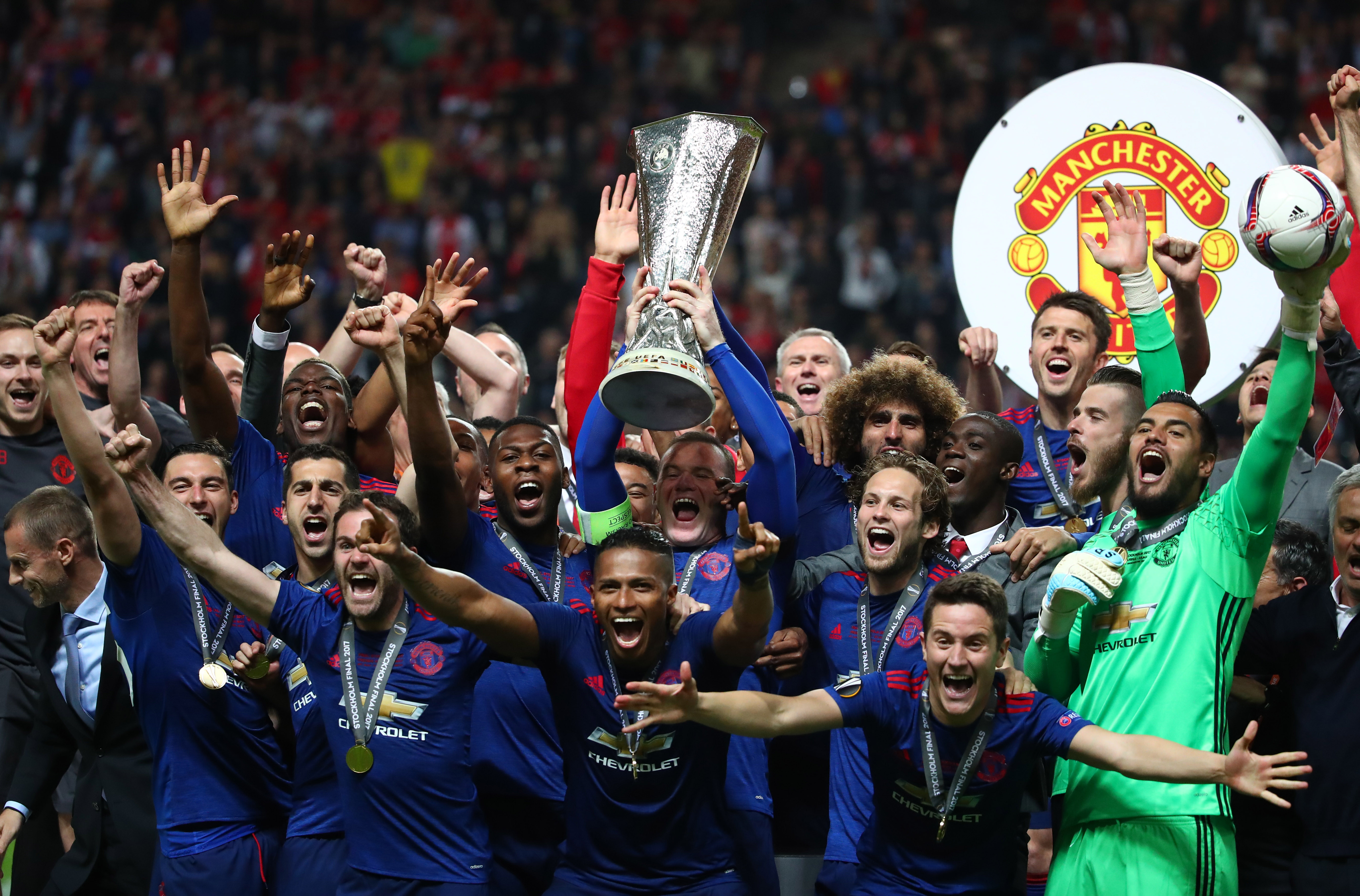 Футболисты "Манчестер Юнайтед" с трофеем. Фото: &copy; REUTERS/Michael Dalder