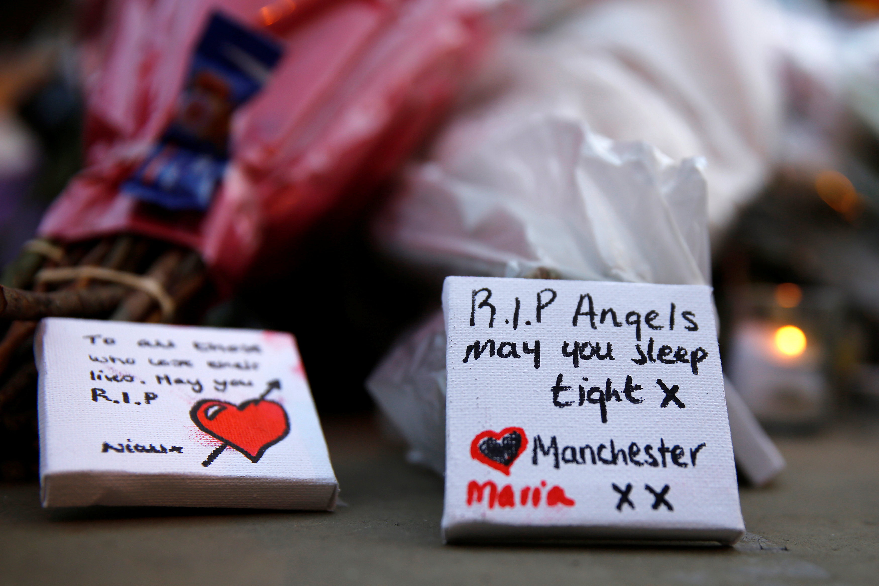 Цветы и адресованные жертвам теракта в Манчестере послания. Фото: &copy;&nbsp;REUTERS/Stefan Wermuth