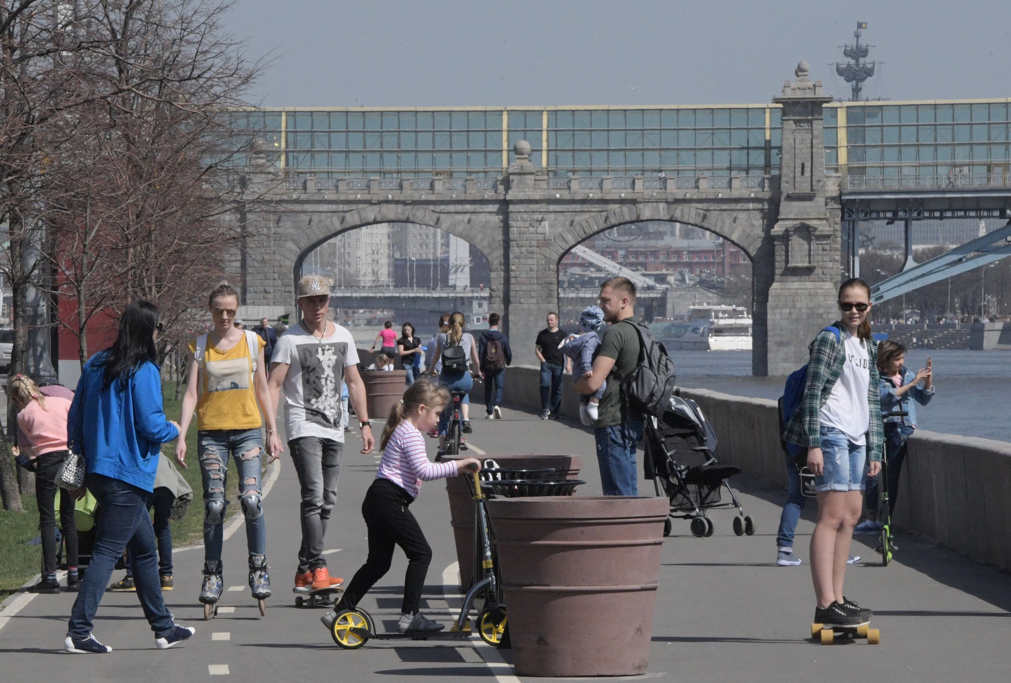 Пришла москва. Люди на самокатах в центре Москвы. Москва горожане. Куда сходить в Москве приезжим. Москва июнь горожане.