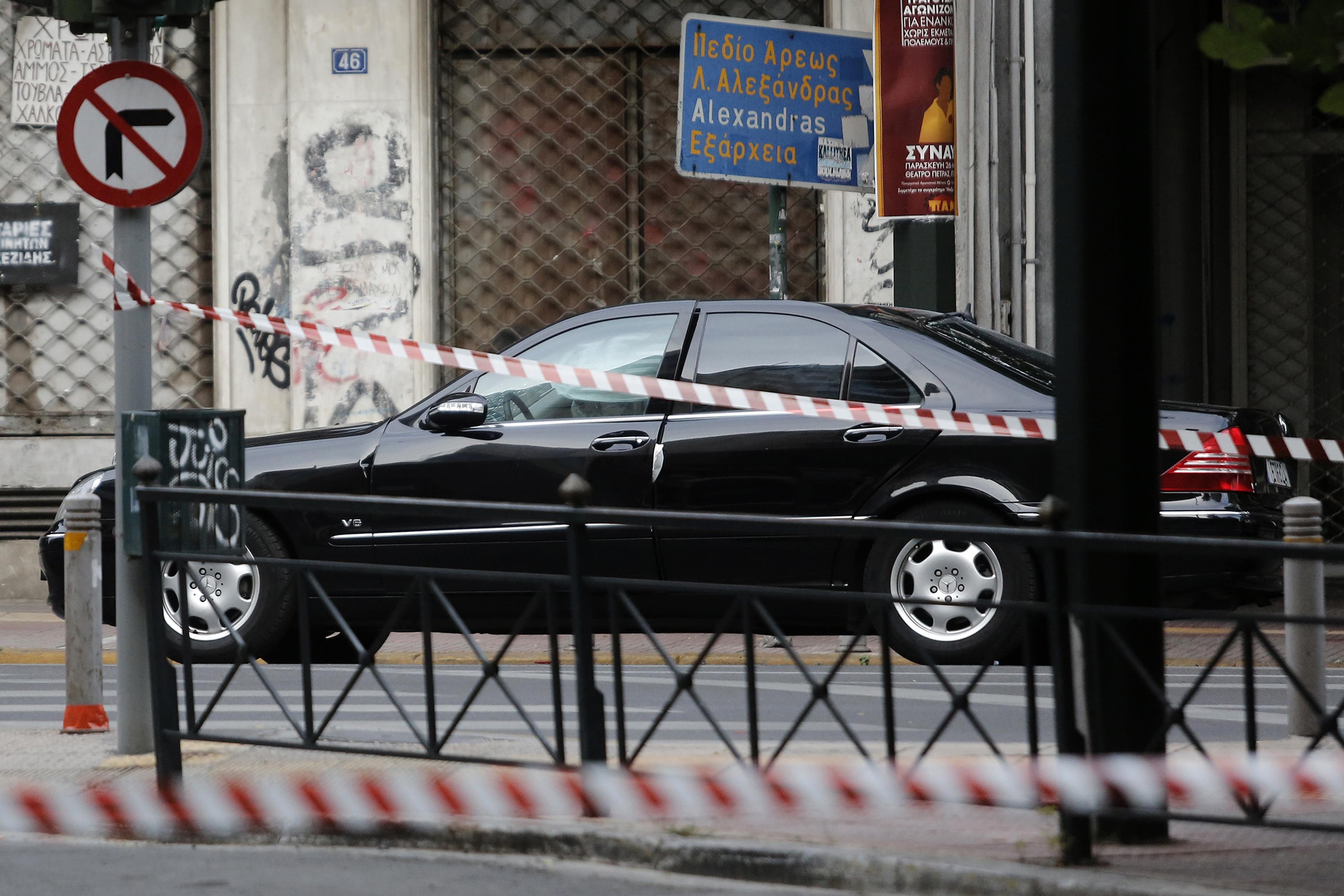 Машина Лукаса Пападимоса, в которой произошел взрыв. Фото: &copy;&nbsp;REUTERS/Costas Baltas