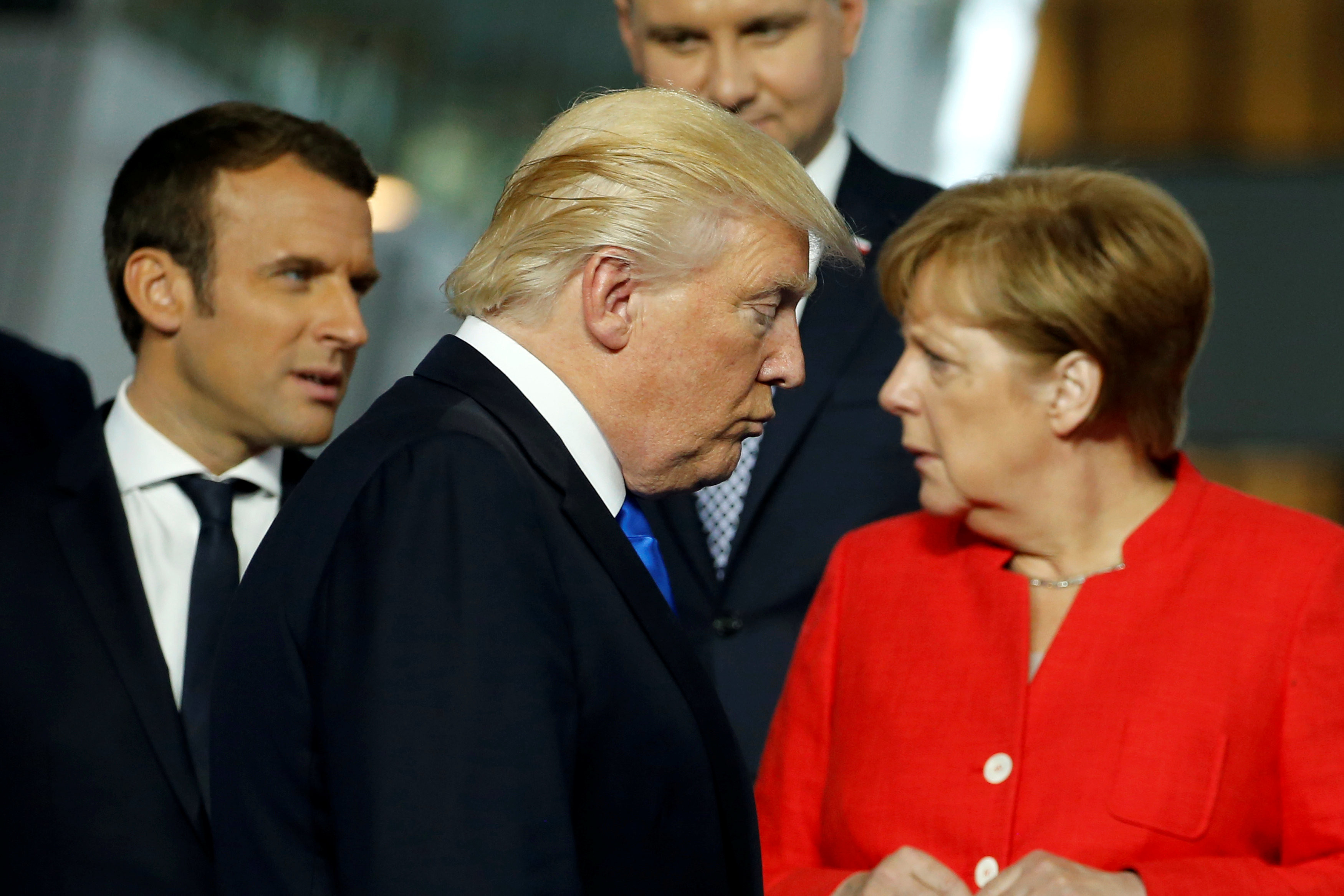Президент США Дональд Трамп шествует мимо канцлера ФРГ Ангелы Меркель перед тем, как сделать коллективное фото на саммите НАТО в Брюсселе.&nbsp;Фото: &copy; REUTERS/Jonathan Ernst