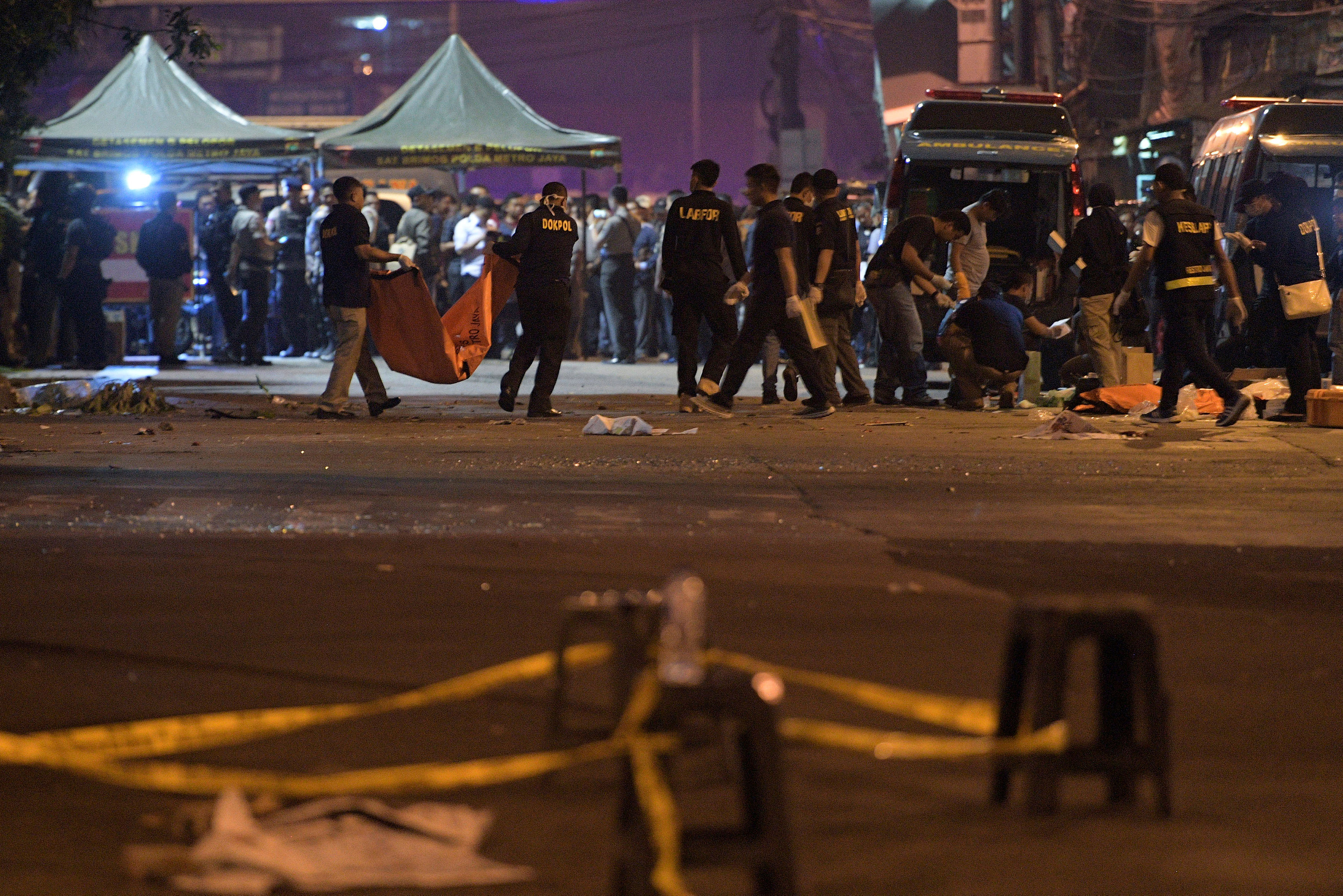 Полицейские на месте взрыва в Джакарте. Фото: &copy; REUTERS