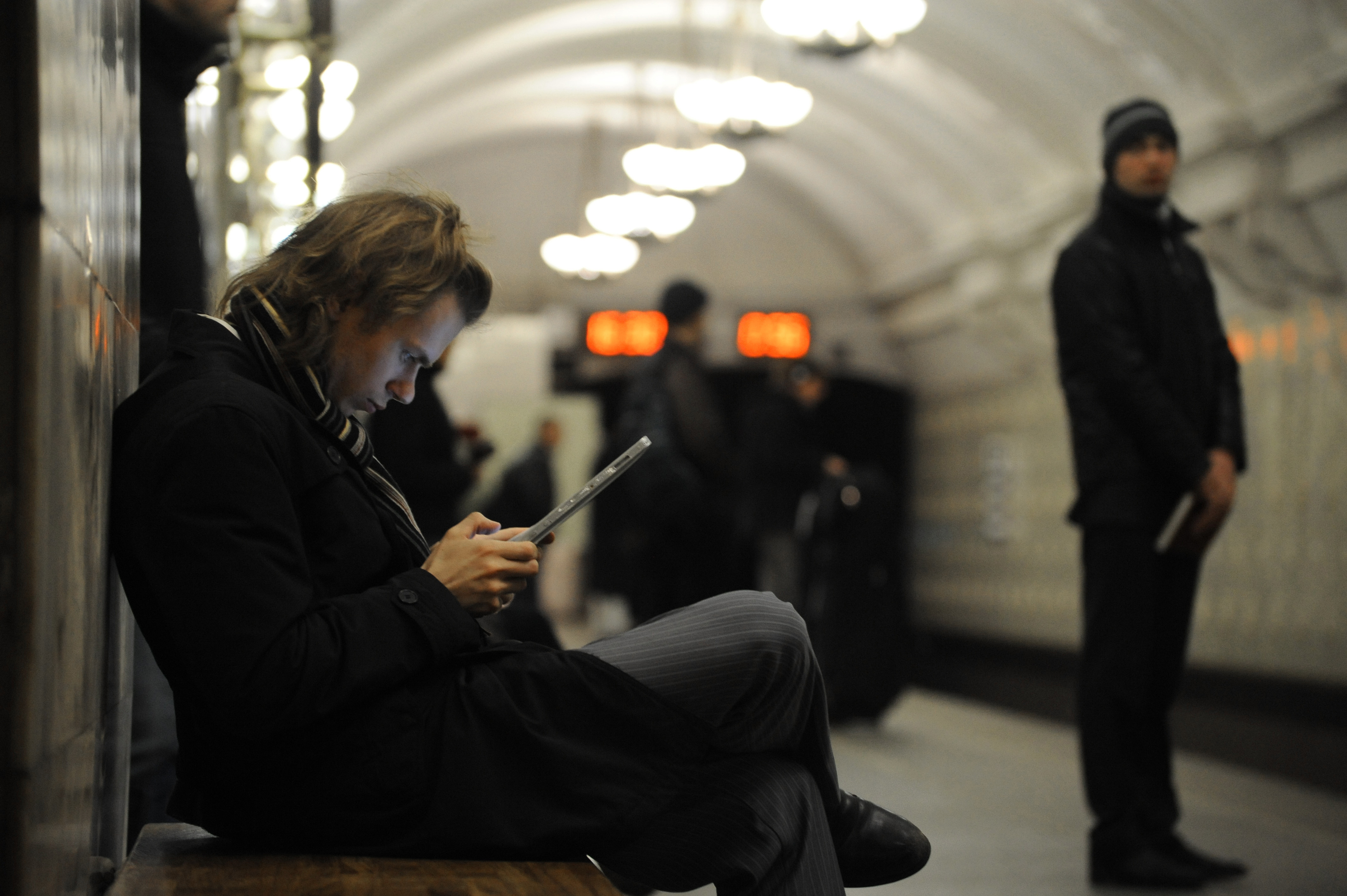Она читает в метро. Люди с телефонами в метро. Телефон в метро. Люди со смартфонами в метро. Человек сидит в метро.
