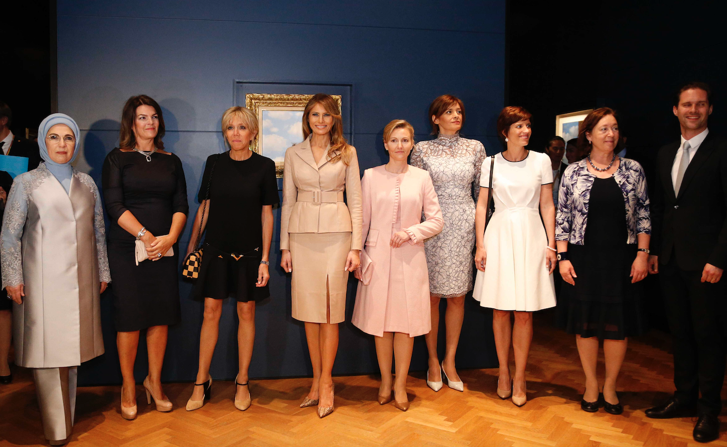 Супруги первых лиц. Премьер-министр Люксембурга первые леди. Премьер министр Люксембурга с женой. Первая леди Люксембурга в платье. Фото первых леди на саммите НАТО.