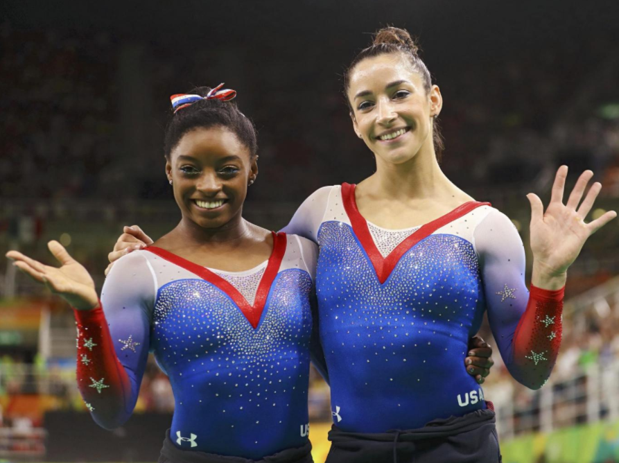 Александра Райсман (справа) на фото с коллегами команды США гимнастка Симоне Билс в Рио Олимпийских играх. Фото: &copy;&nbsp;Reuters