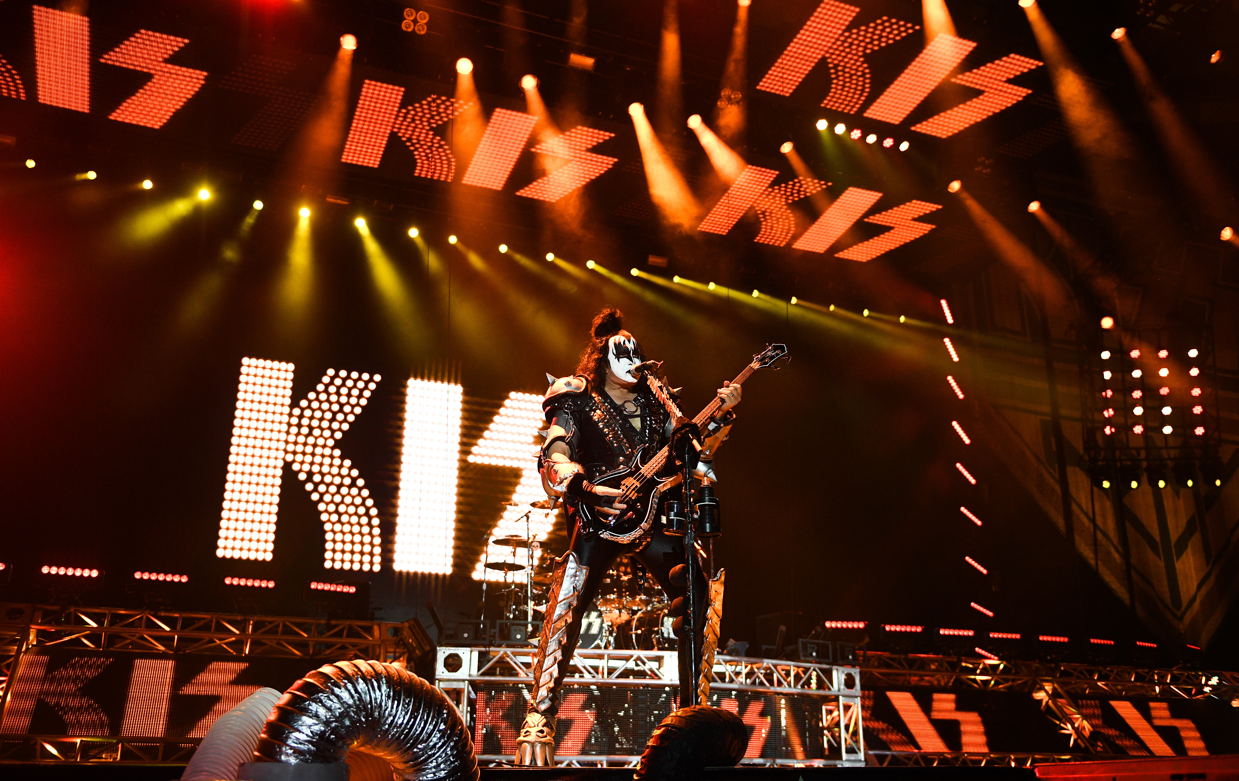 Музыкант группы Kiss Джин Симмонс выступает на концерте в СК "Олимпийский" в Москве. Фото: &copy; РИА Новости/Владимир Астапкович