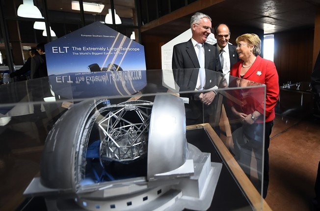 Президент Чили Мишель Бачелет рядом с макетом самого большого в мире телескопа&nbsp;EELT. Фото: Официальный сайт президента Чили
