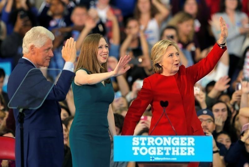 Билл, Челси&nbsp;и Хиллари Клинтон. Фото: &copy;&nbsp;REUTERS/Chris Keane