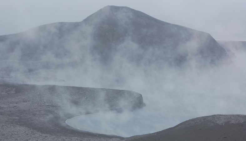 Остров и вулкан Богослов. Фото: Twitter/Alaska AVO