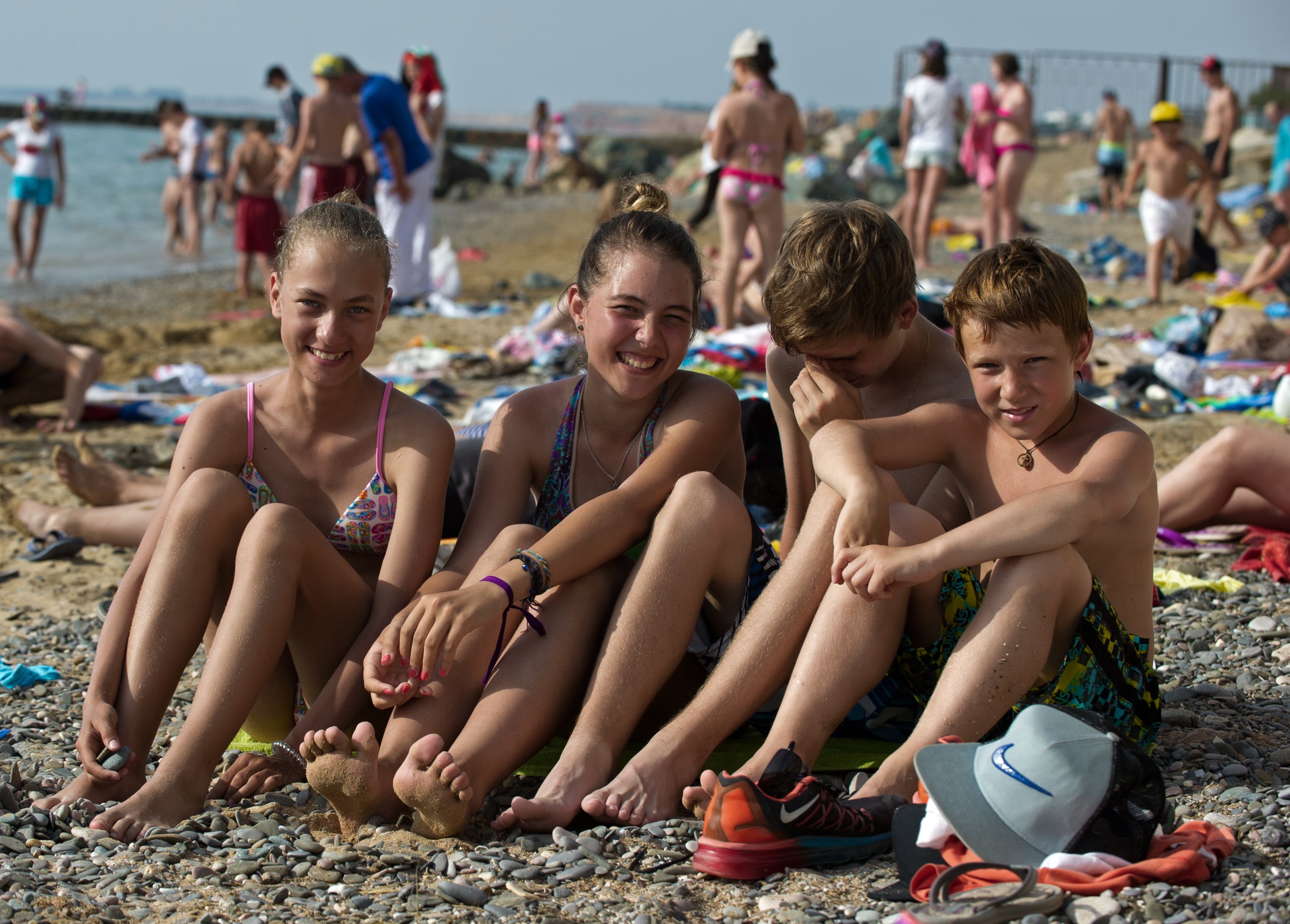 Дети отдыхают на пляже оздоровительного лагеря в Крыму. Фото: &copy;РИА Новости/Сергей Мальгавко