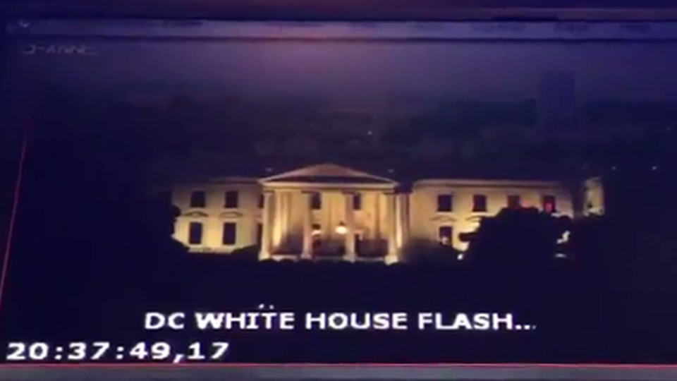 Красный свет в окнах Белого дома. Фото: Twitter/@joshdcaplan