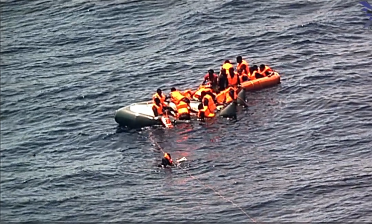 Лодка с мигрантами. Фото: Twitter/@fap_emfa