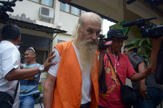 70-летний австралиец Роберт Эндрю Фидс Эллис, приговорённый на Бали&nbsp;к 15 годам лишения свободы за сексуальные домагательства&nbsp;к одиннадцати несовершеннолетним. Фото: Le Monde