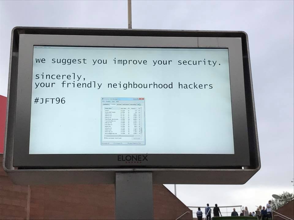 Сообщение хакеров владельцам билборда. Фото: Reddit