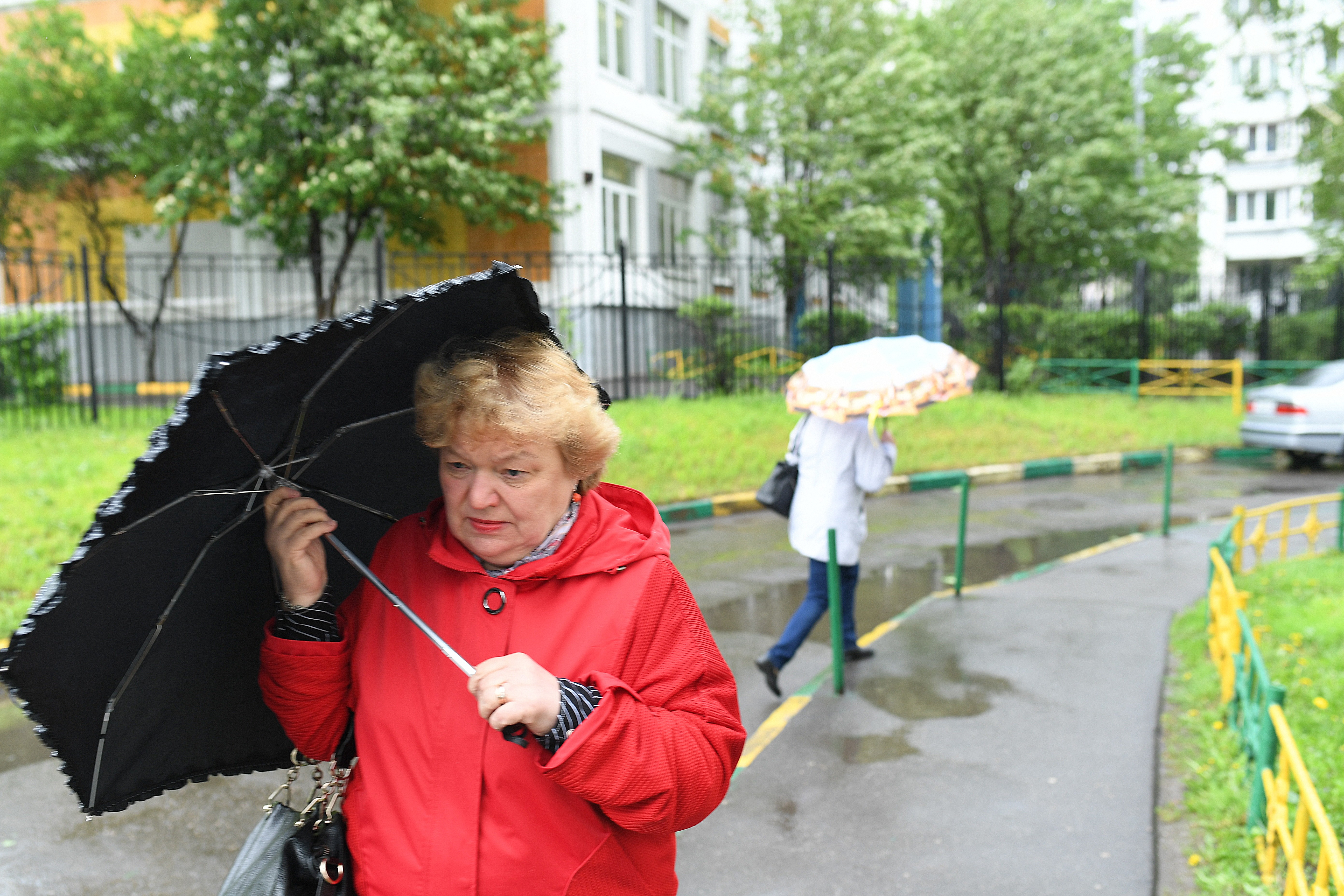 Женщины под дождем в Москве в день урагана 29 мая. Фото:&copy; РИА Новости/ Евгений Биятов