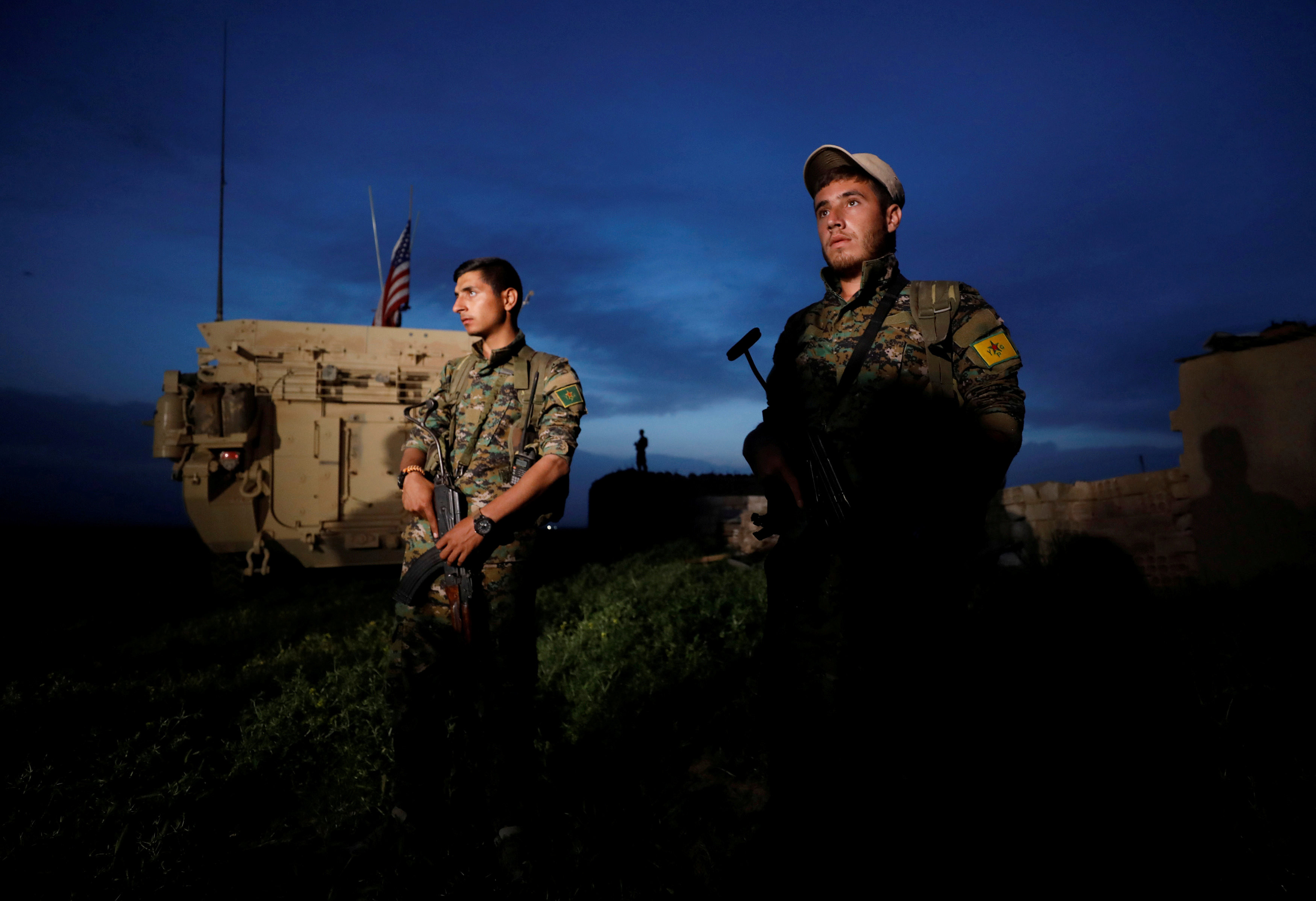 Курдские боевики рядом с американской военной машиной. Фото: &copy;&nbsp;REUTERS/Rodi Said