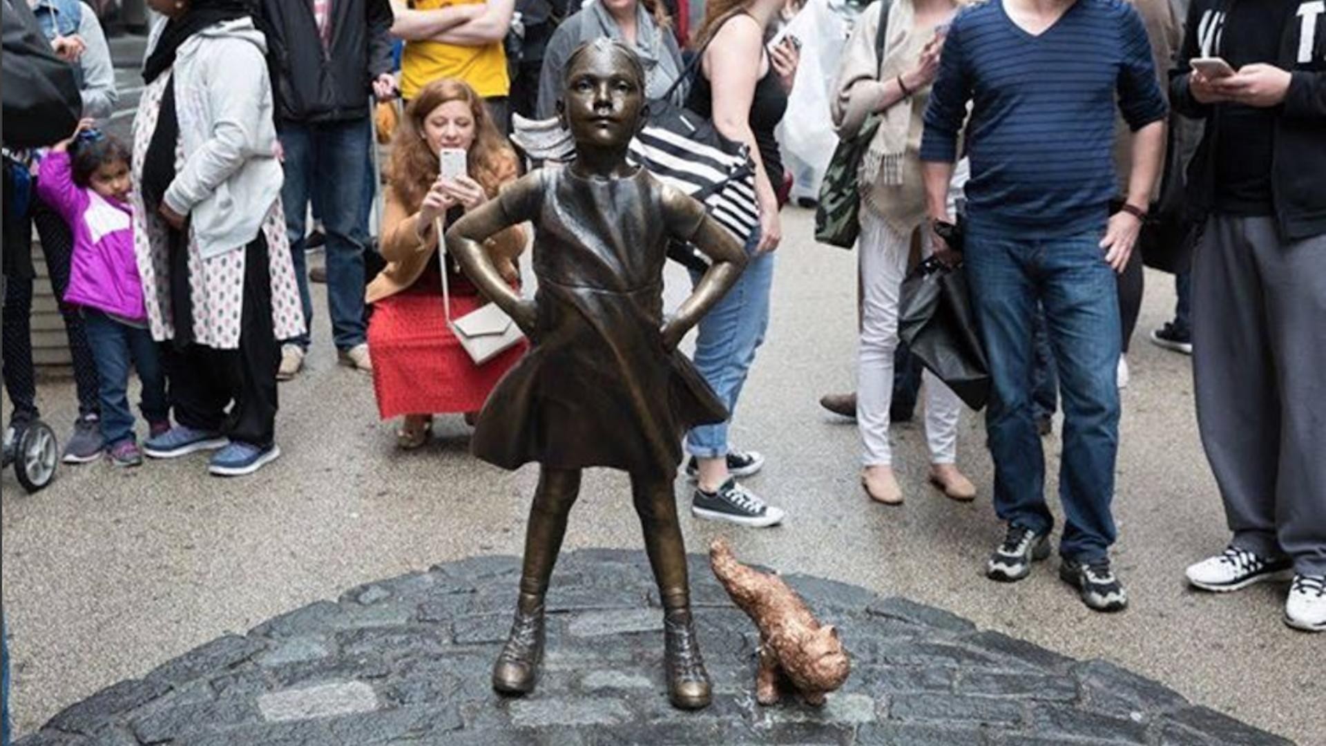 Статуя бесстрашной девочки и пса на Уолл-Стрит в Нью-Йорке. Фото: Instagram/@mariairene_oficial
