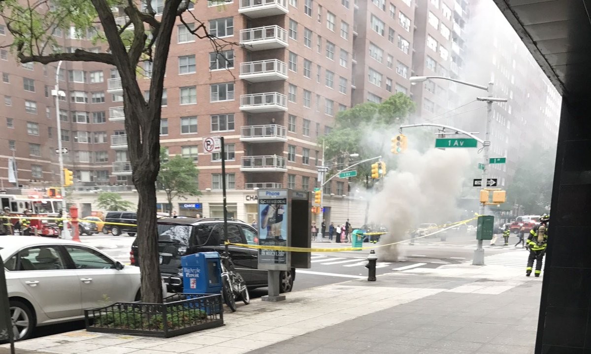 Последствия взрыва в канализации в Нью-Йорке. Фото: Twitter/@NY1