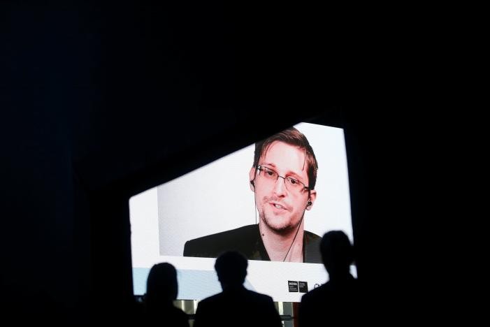 


Эдвард Сноуден во время видеоконференции. Фото: &copy;&nbsp;REUTERS/Rafael Marchante




