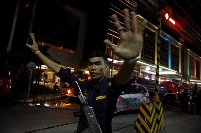 У атакованного отеля в Маниле. Фото: &copy;&nbsp;REUTERS/Erik De Castro

