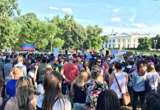 Протестующие против выхода из Парижского соглашения у Белого дома. Фото: Twitter/Sierra Club