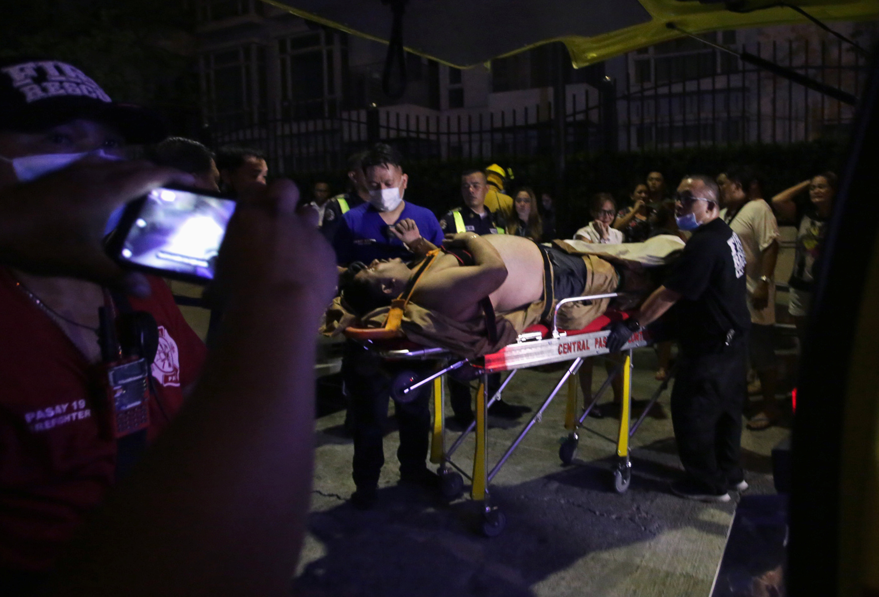 Возле комплекса в Маниле, где произошло нападение. Фото: &copy;&nbsp;REUTERS