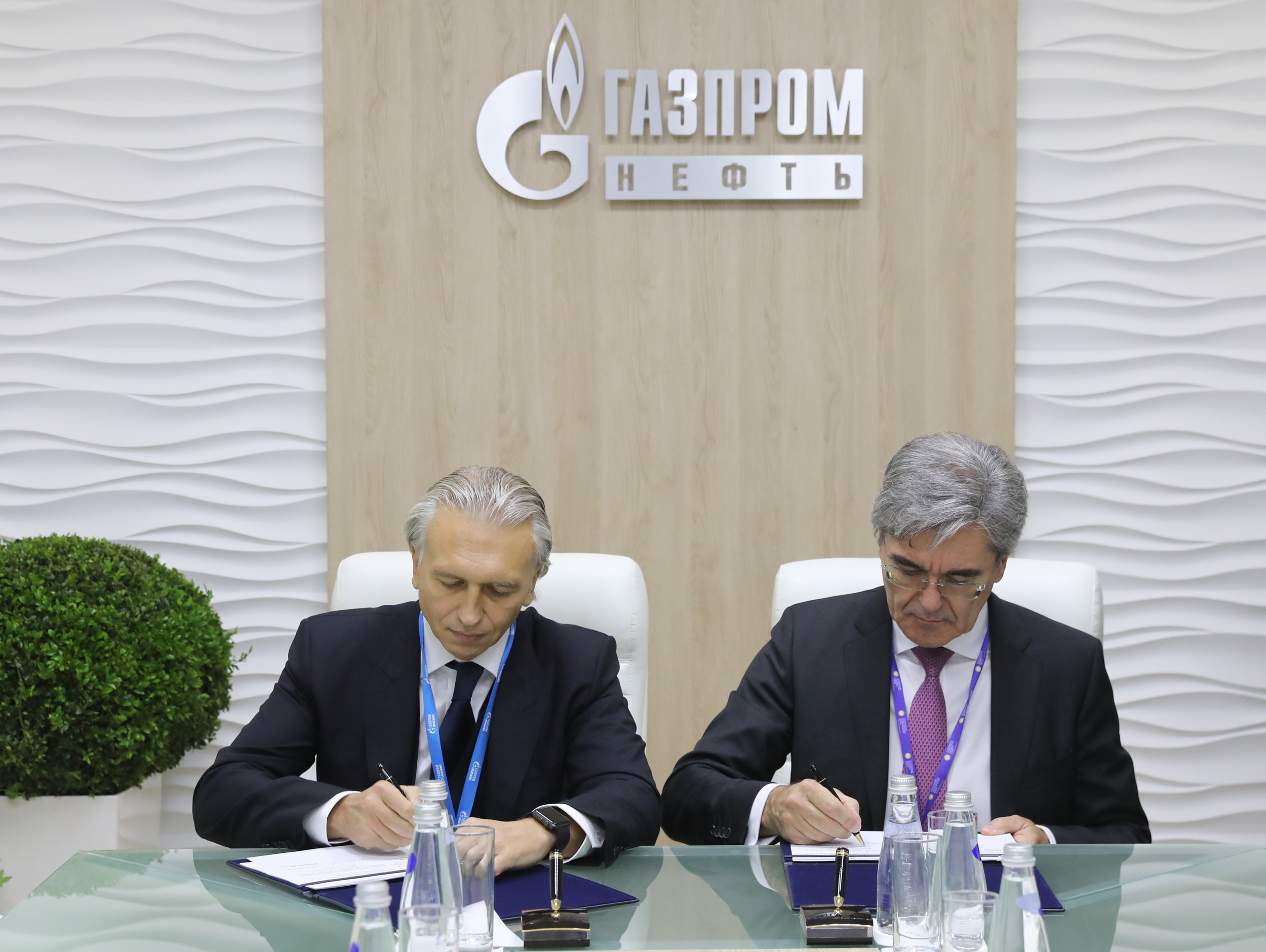 Председатель правления "Газпром нефти" Александр Дюков и президент "Сименс АГ" Джо Кэзер