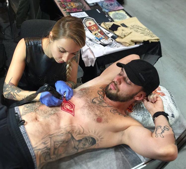 Папина любовь: рэпер Post Malone набил татуировку на лбу в честь новорожденной дочери