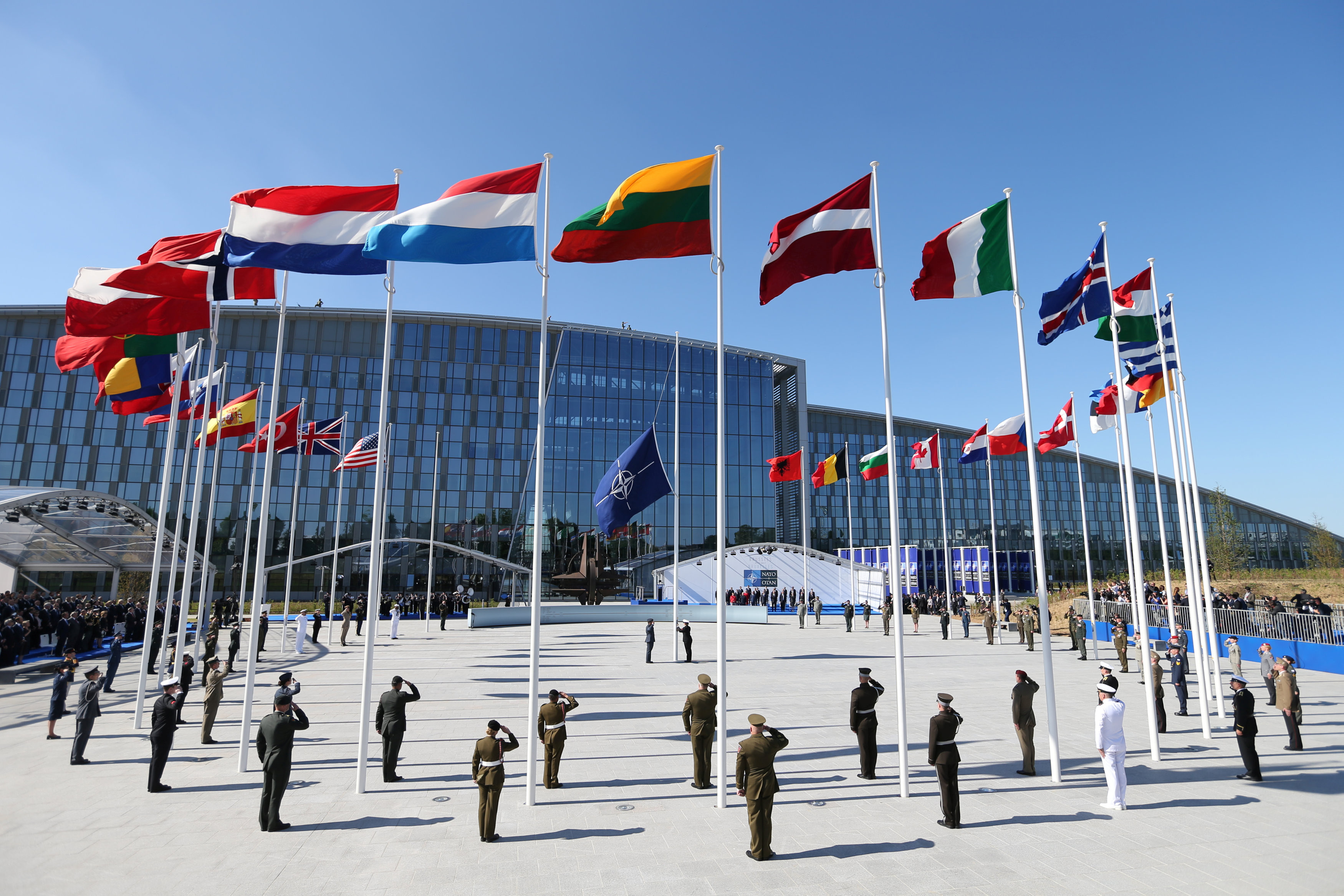 Флаги стран, входящих в НАТО. Фото: &copy;&nbsp;REUTERS/Christian Hartmann
