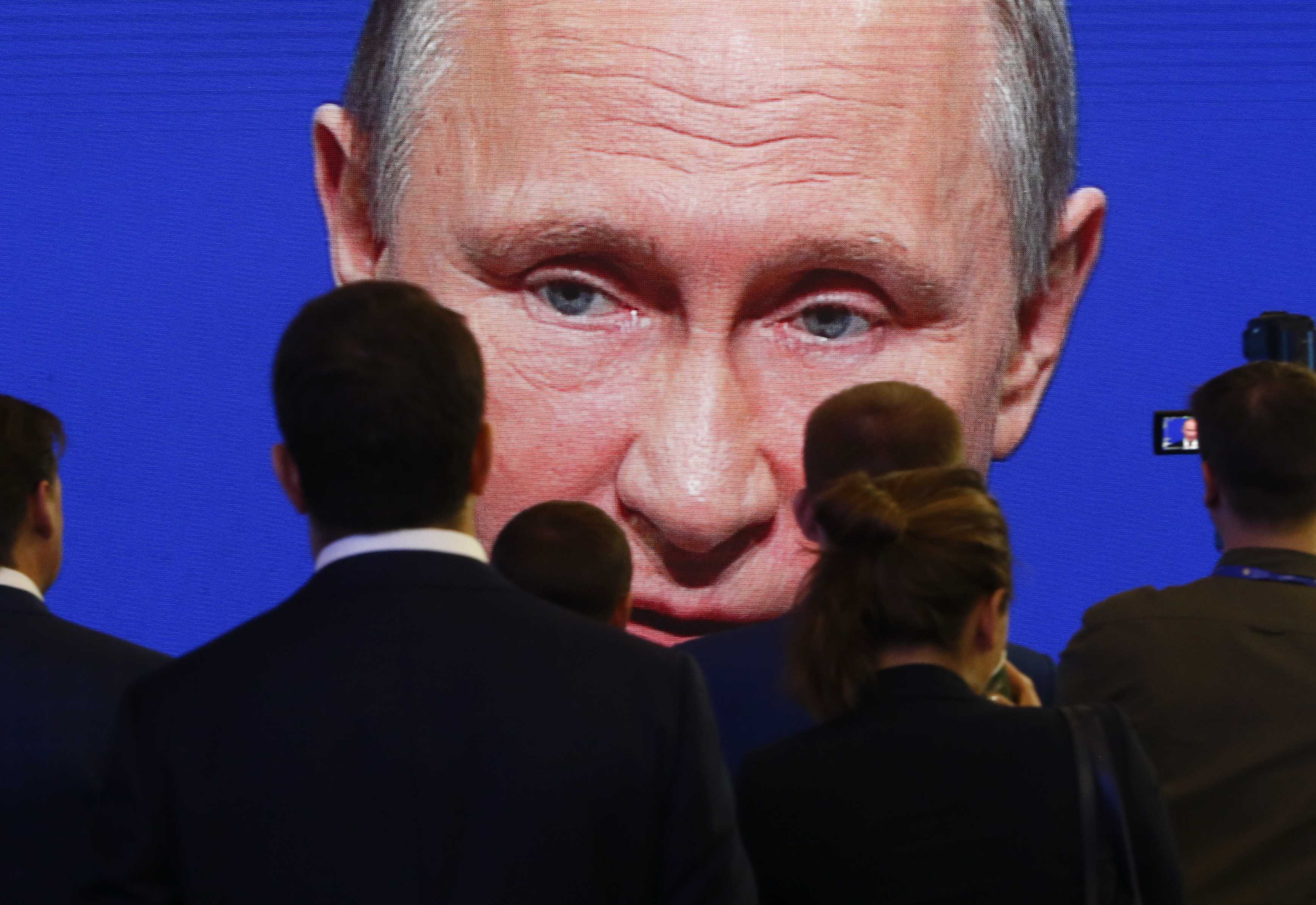 Экран с изображением Владимира Путин на экономическом форуме в Санкт-Петербурге. Фото: &copy;&nbsp;REUTERS/Sergei Karpukhin