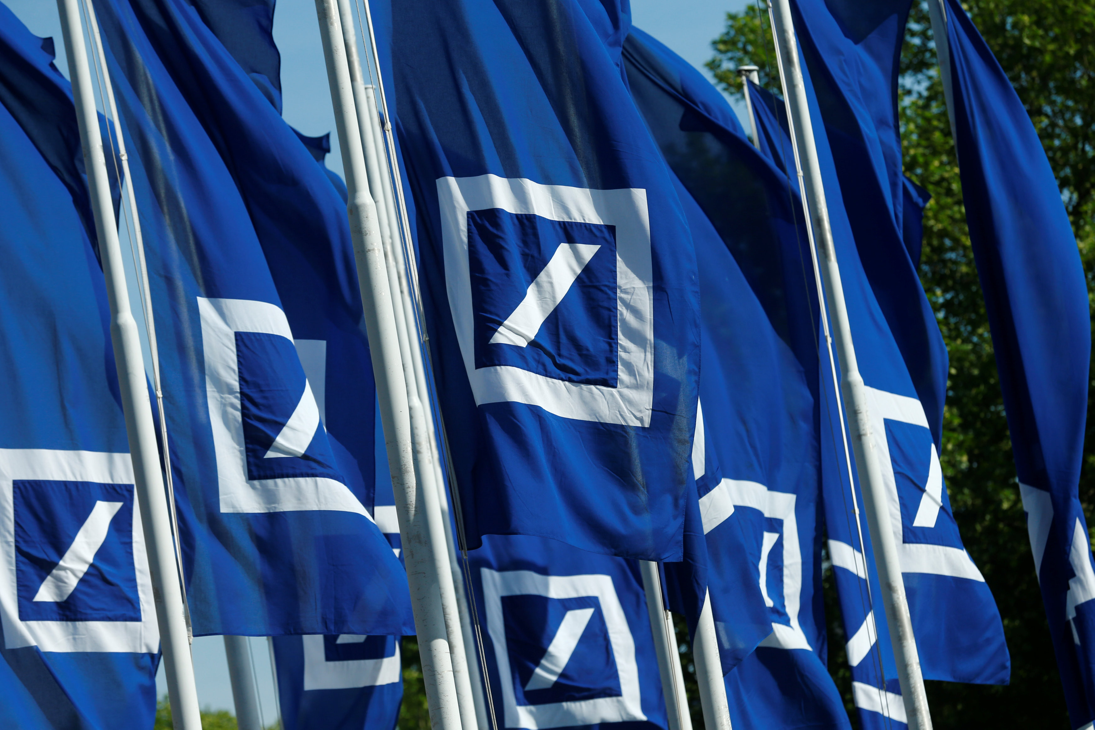 Флаги с логотипом Deutsche Bank. Фото: &copy;&nbsp;REUTERS/Ralph Orlowski