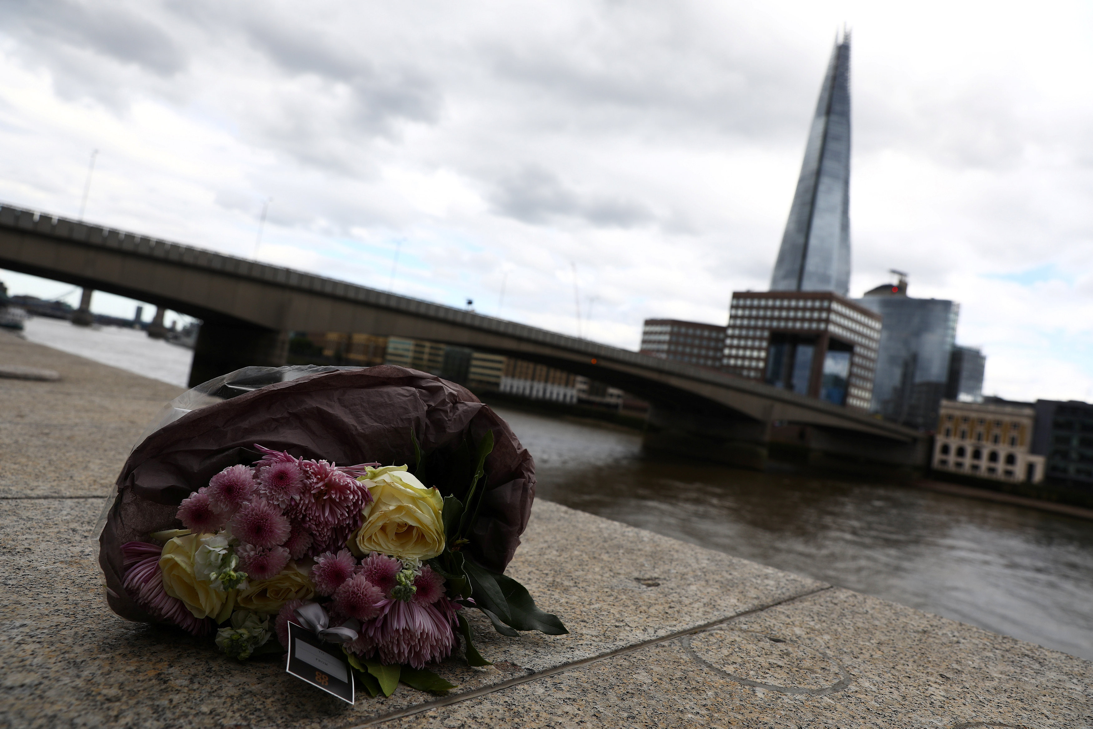 Букет цветов рядом с Лондонским мостом в память о жертвах теракта. Фото: &copy;&nbsp;REUTERS/Neil Hall