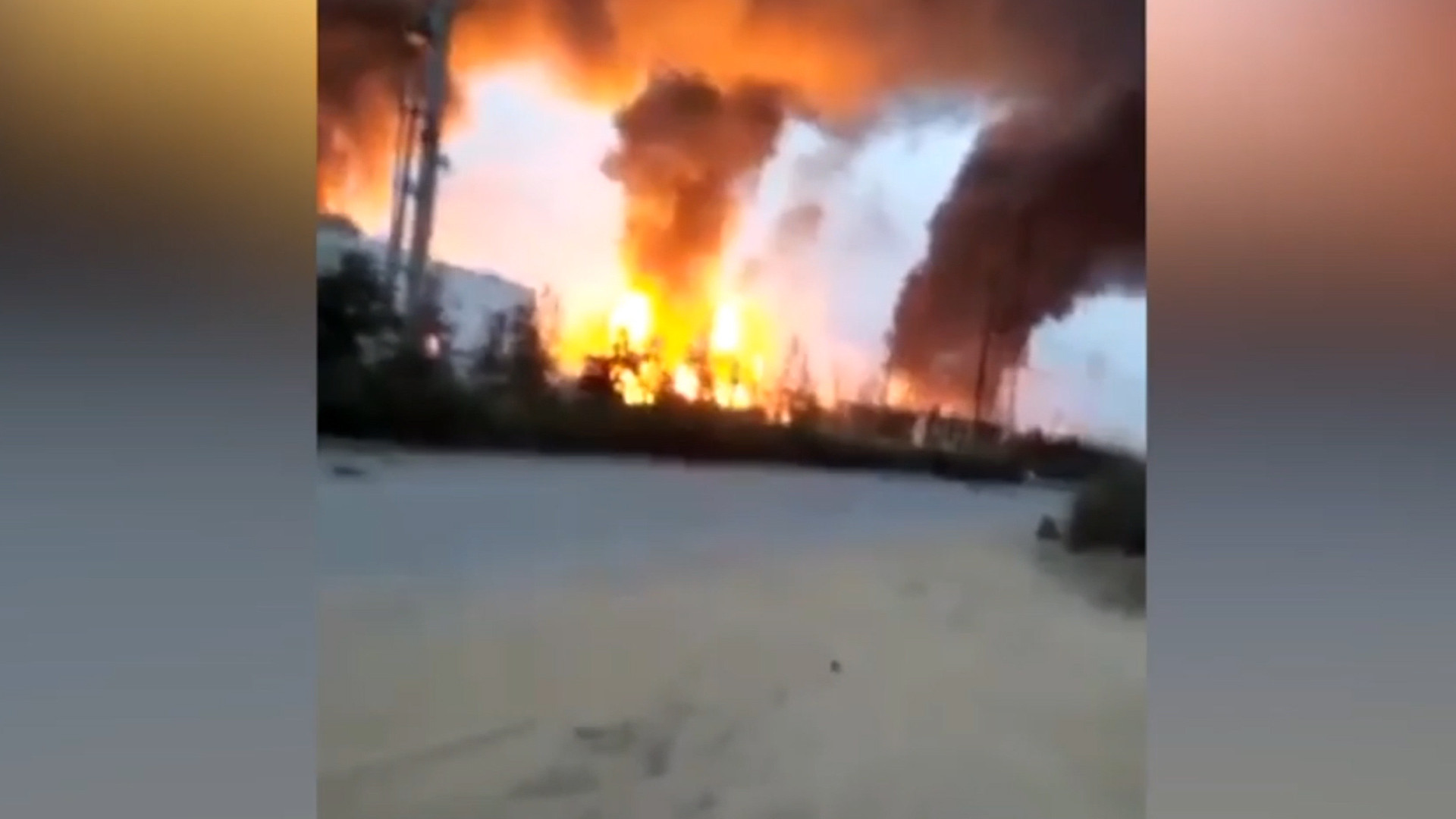 Пожар на нефтехимическом заводе в Китае. Фото: кадр из видео Синьхуа.