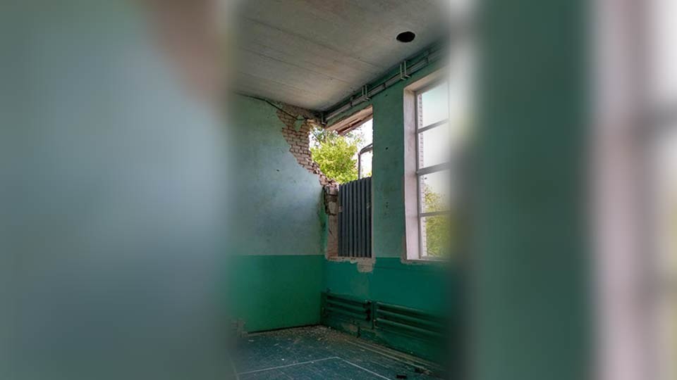 Разбитая школа в селе Саханка в ДНР. Фото: © L!FE