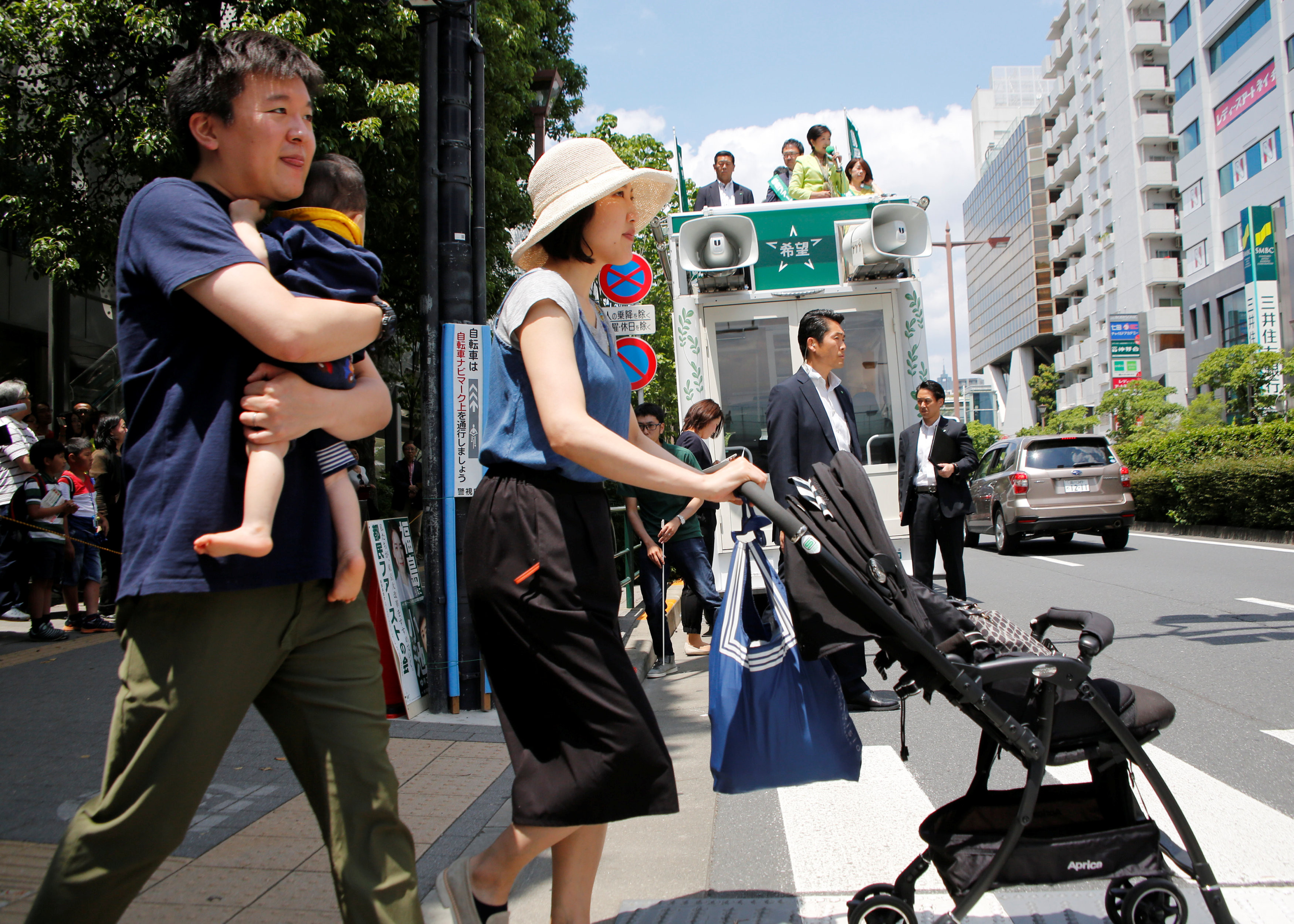 Пешеходы в Японии. Фото: &copy; REUTERS/Kim Kyung-Hoon