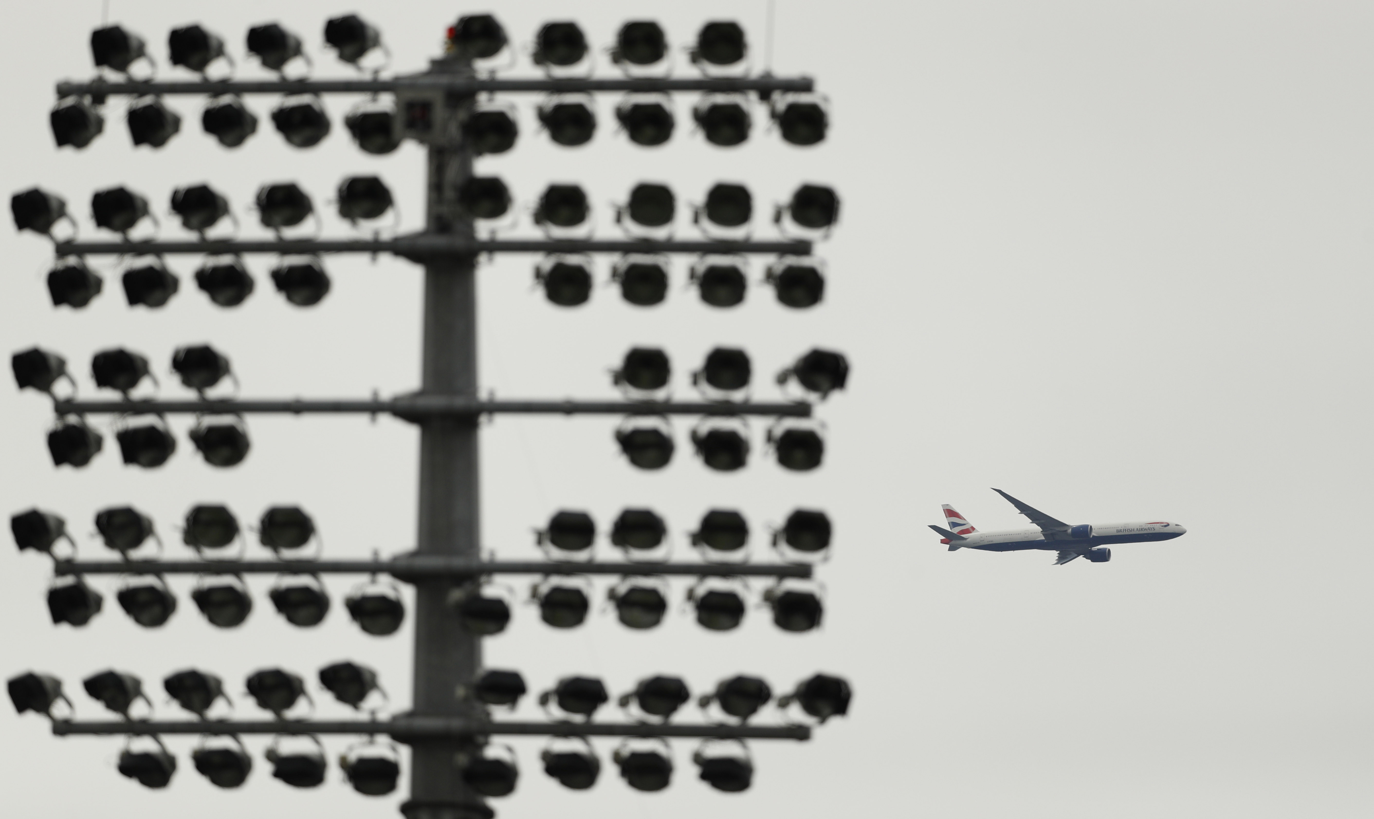 Самолёт в небе. Фото: &copy; Reuters/John Sibley