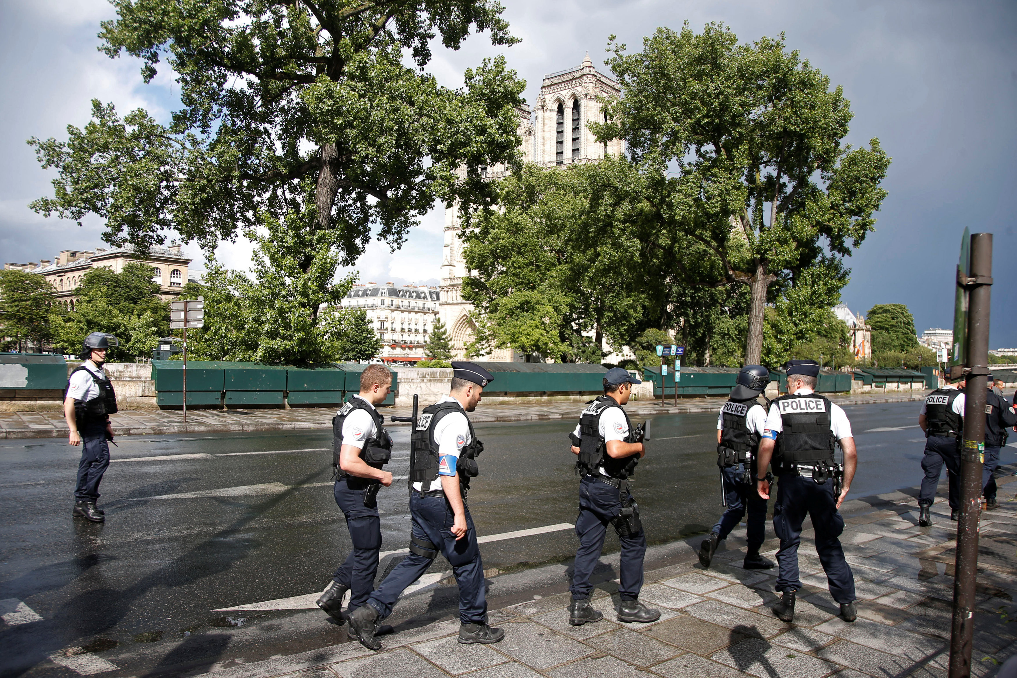 После атаки у Нотр-Дама в Париже. Фото: &copy; &nbsp;REUTERS/Charles Platiau