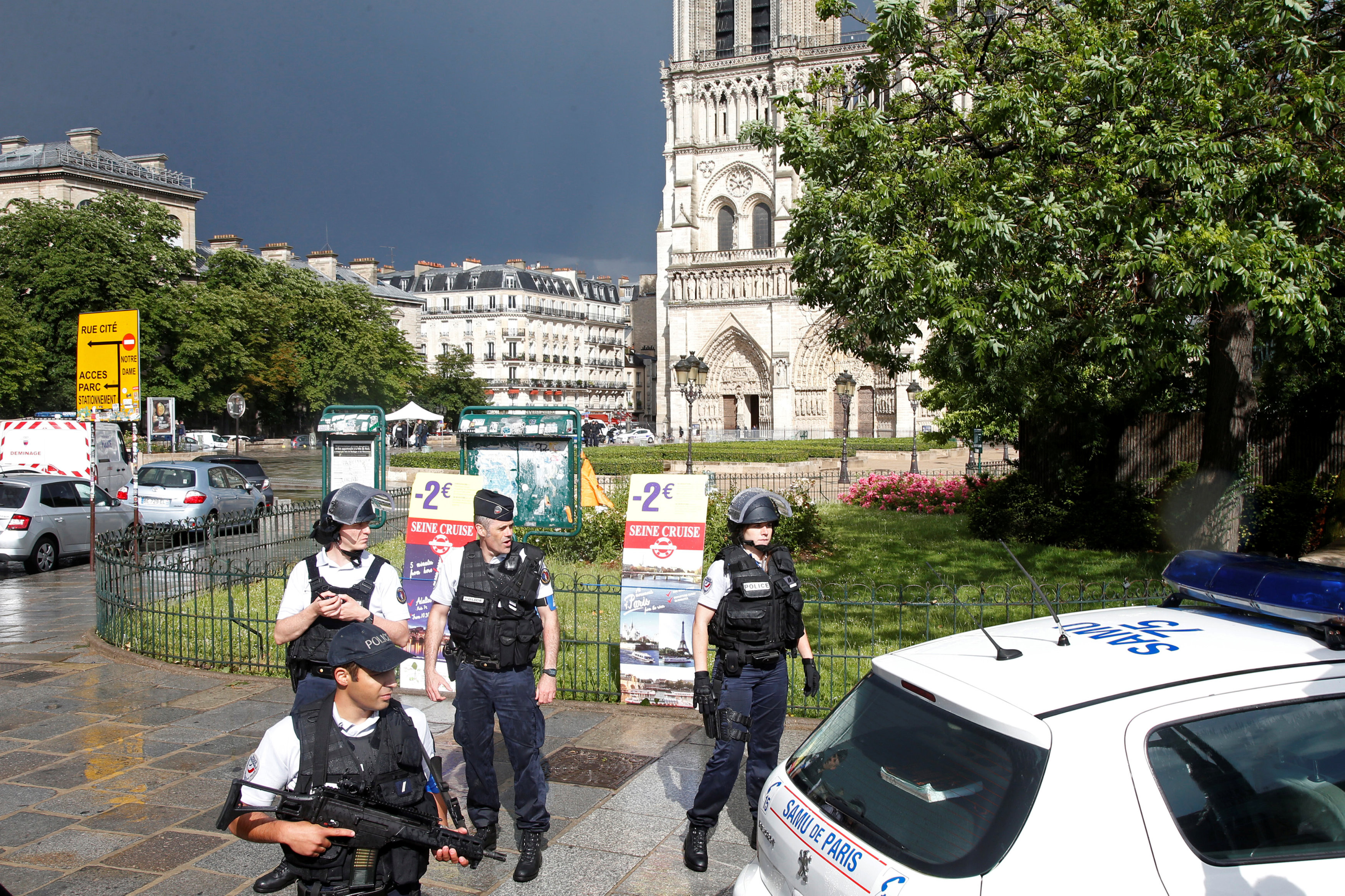 Полицейские после инцидента в Париже. Фото: &copy;&nbsp;REUTERS/Charles Platiau