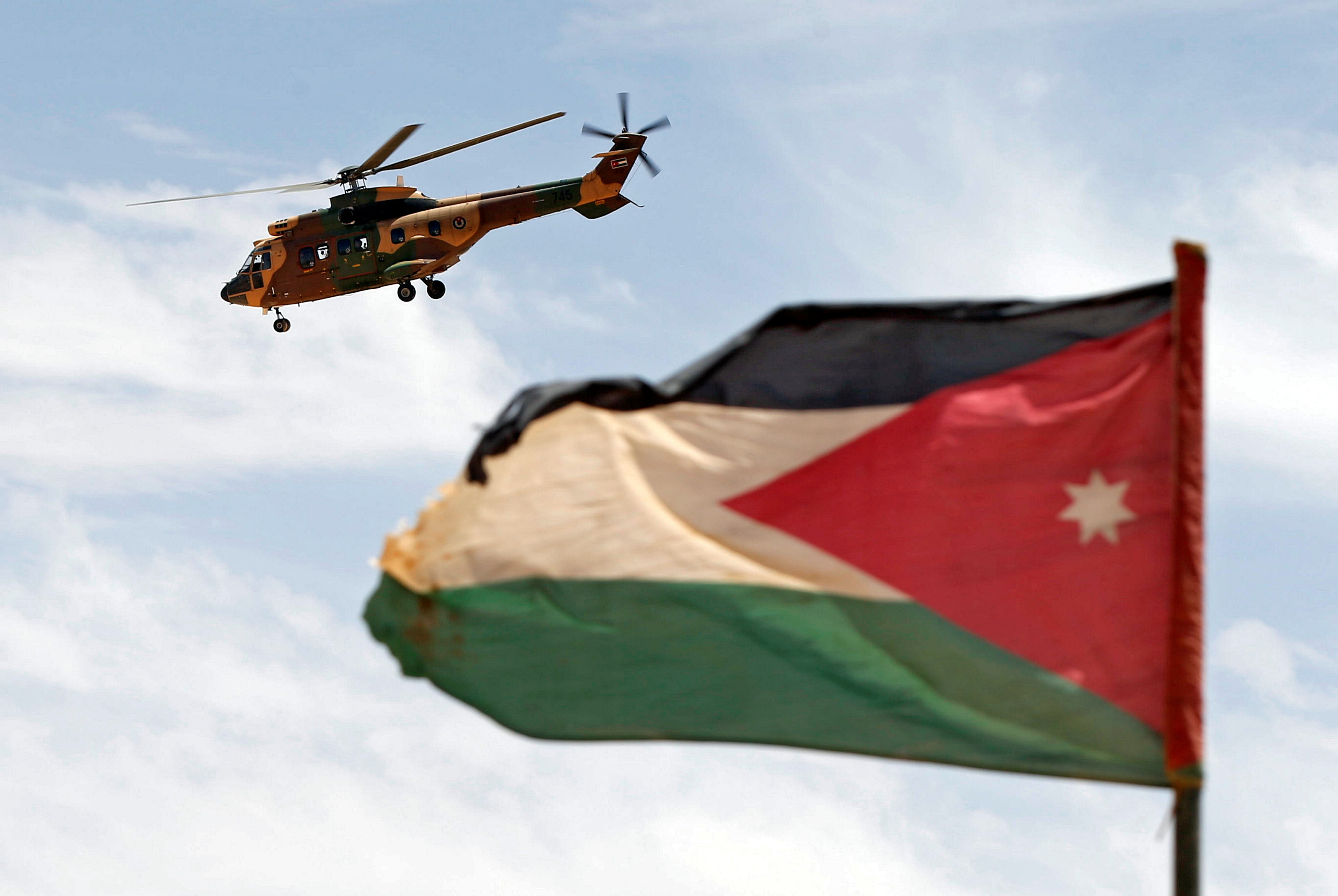 Военный вертолёт и флаг Иордании. Фото: &copy;&nbsp;REUTERS/Muhammad Hamed