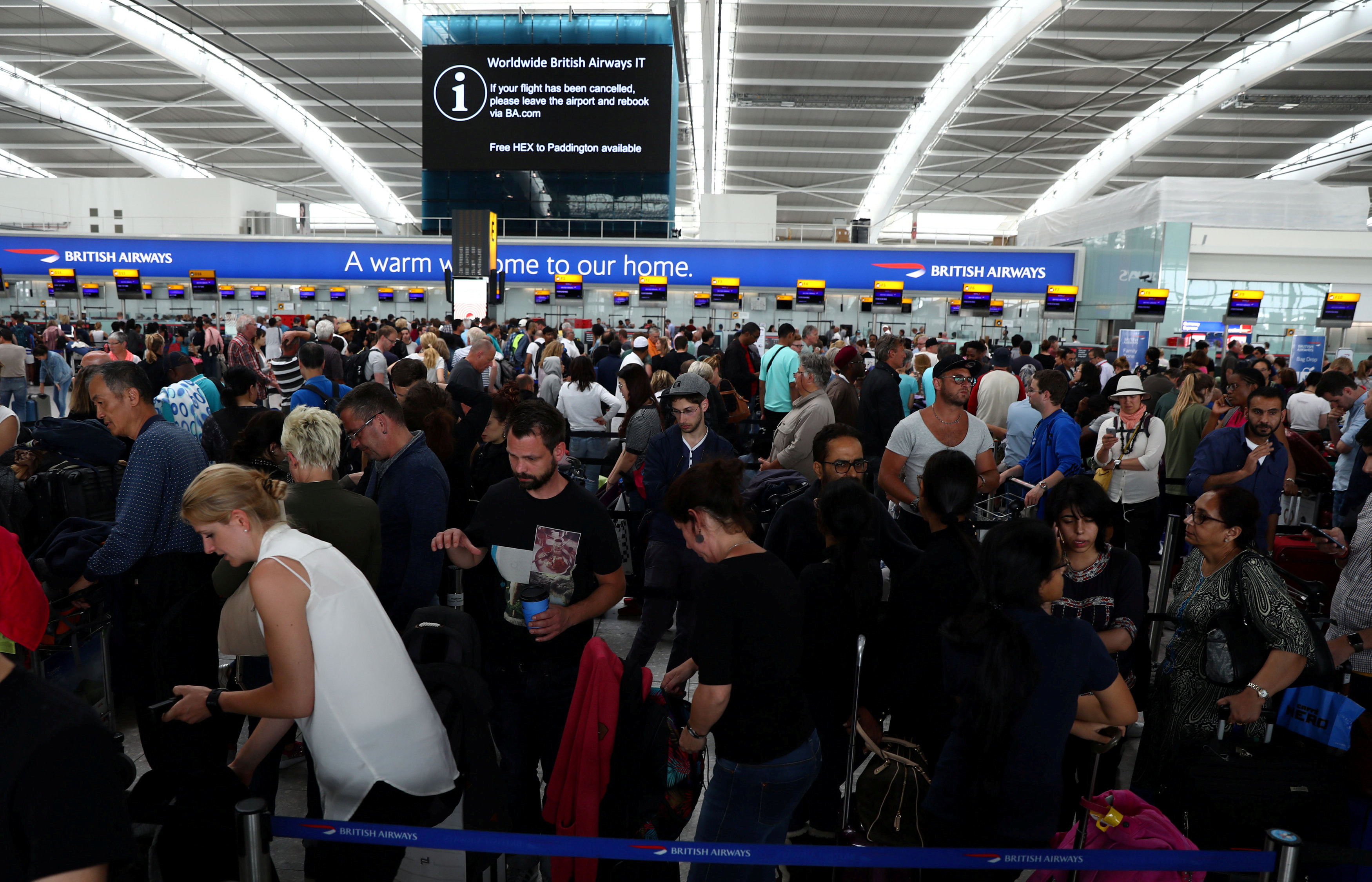 Люди в лондонском аэропорту Хитроу. Фото: &copy;&nbsp;REUTERS/Neil Hall 