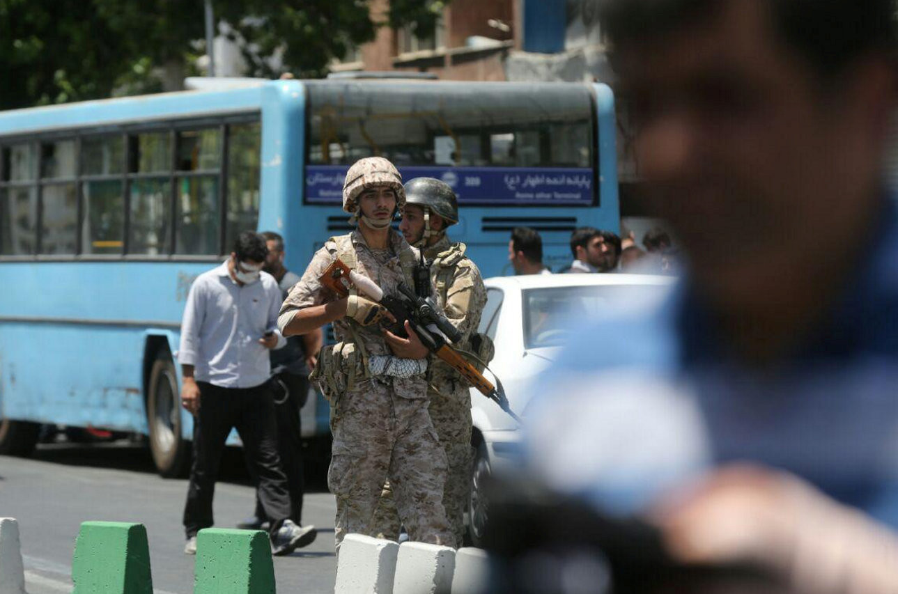 <p><span>Военнослужащие Ирана рядом с парламентом во время атаки террористов. Фото: &copy;REUTERS</span></p>