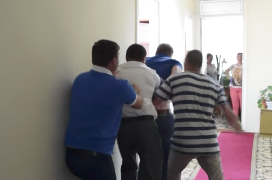 Украинские депутаты устроили публичную драку в Николаеве