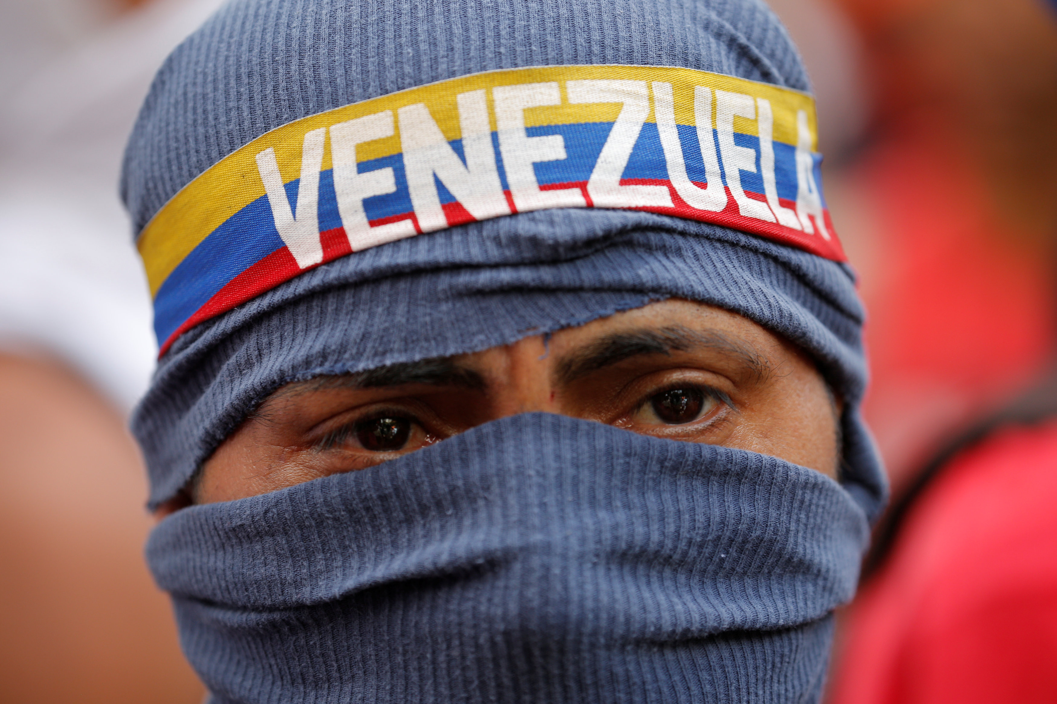 Один из демонстрантов в Каракасе. Фото: &copy; REUTERS/Ivan Alvarado

