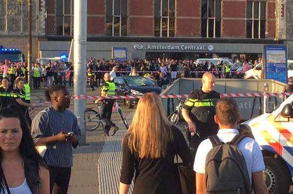 Автомобиль врезался в толпу у центрального вокзала Амстердама. Фото: Twitter.com/Cr8641