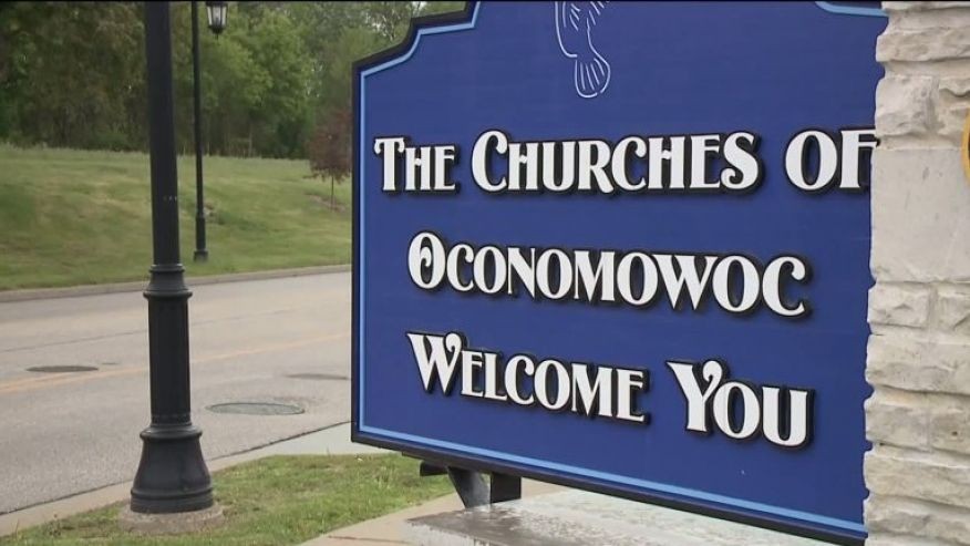Знак на въезде в город Окономовок (штат Висконсин). Фото: кадр из видео Fox News