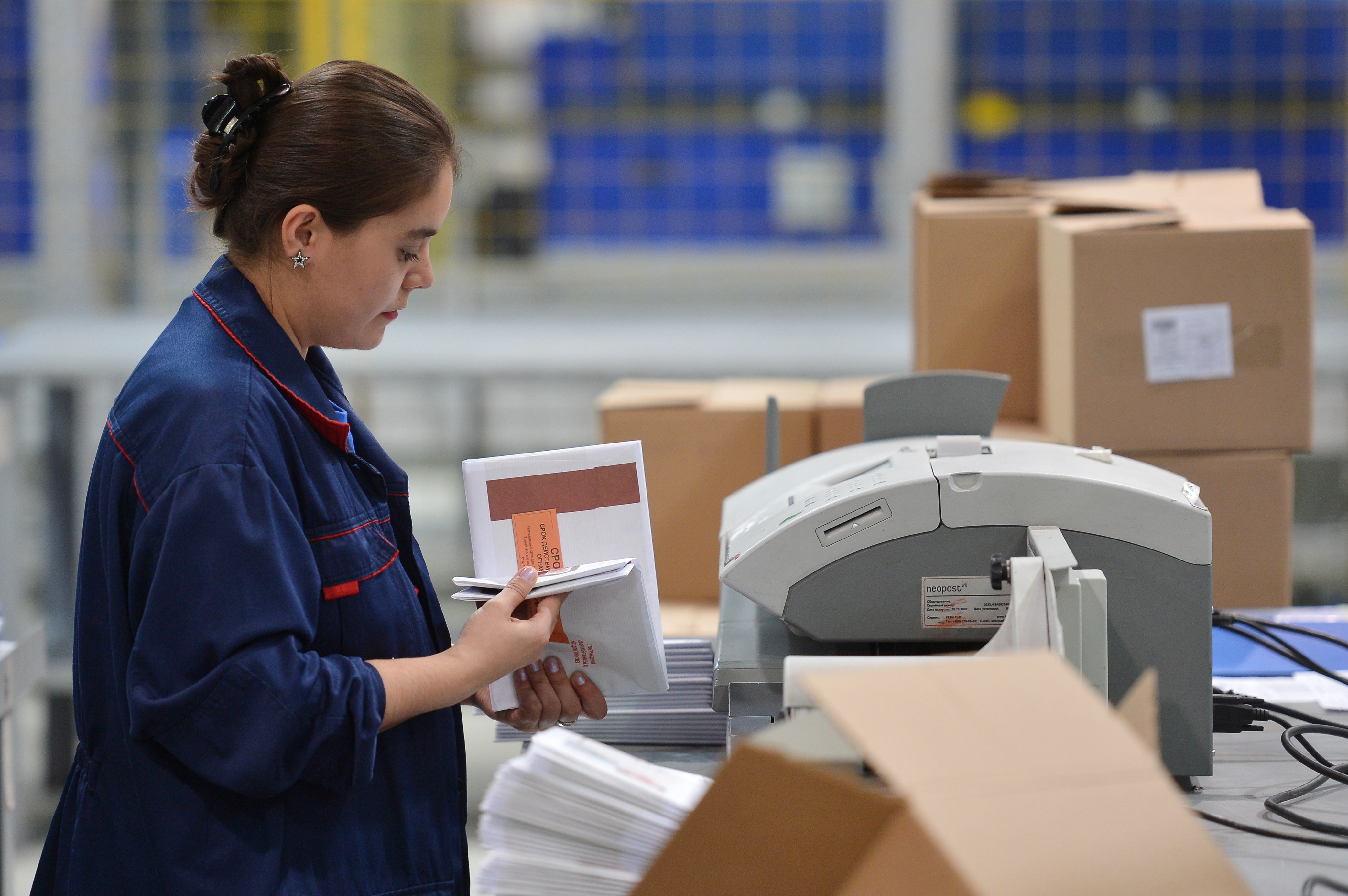 Сотрудница почты пересчитывает письма. Фото: РИА Новости/Рамиль Ситдиков