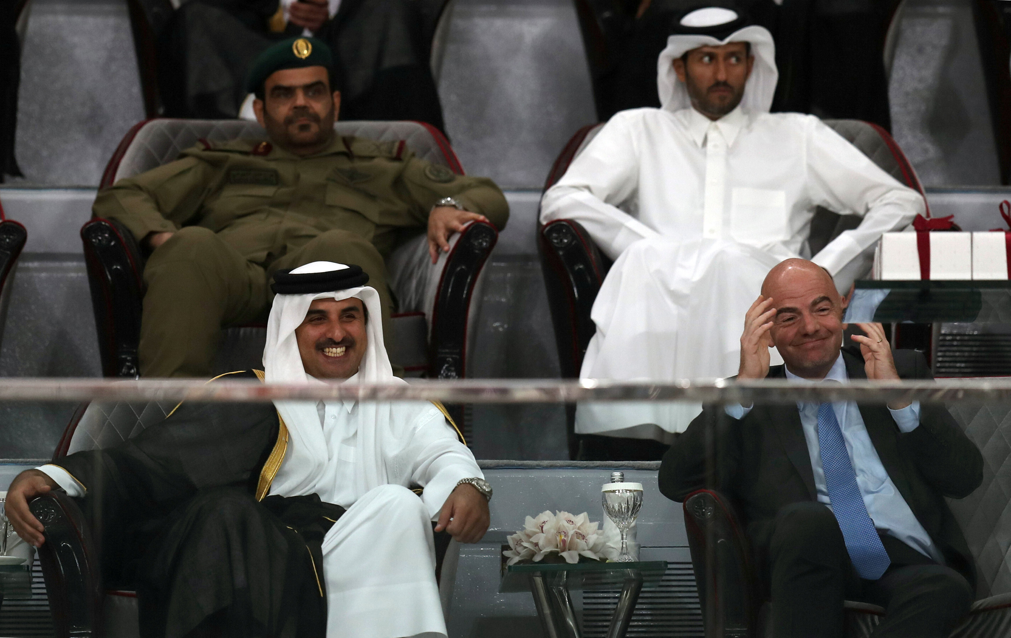 Шейх Катара&nbsp;Тамим бин Хамад Аль Тани (первый ряд, слева) и президент ФИФА Джанни Инфантино (первый ряд, справа). Фото: &copy;&nbsp;REUTERS/Ibraheem Al Omari