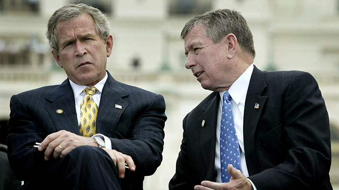 Бывший президент США Джордж Буш (слева) и работавший при нём генпрокурором Джон Эшкрофт.
Фото: &copy; REUTERS/Jason Reed