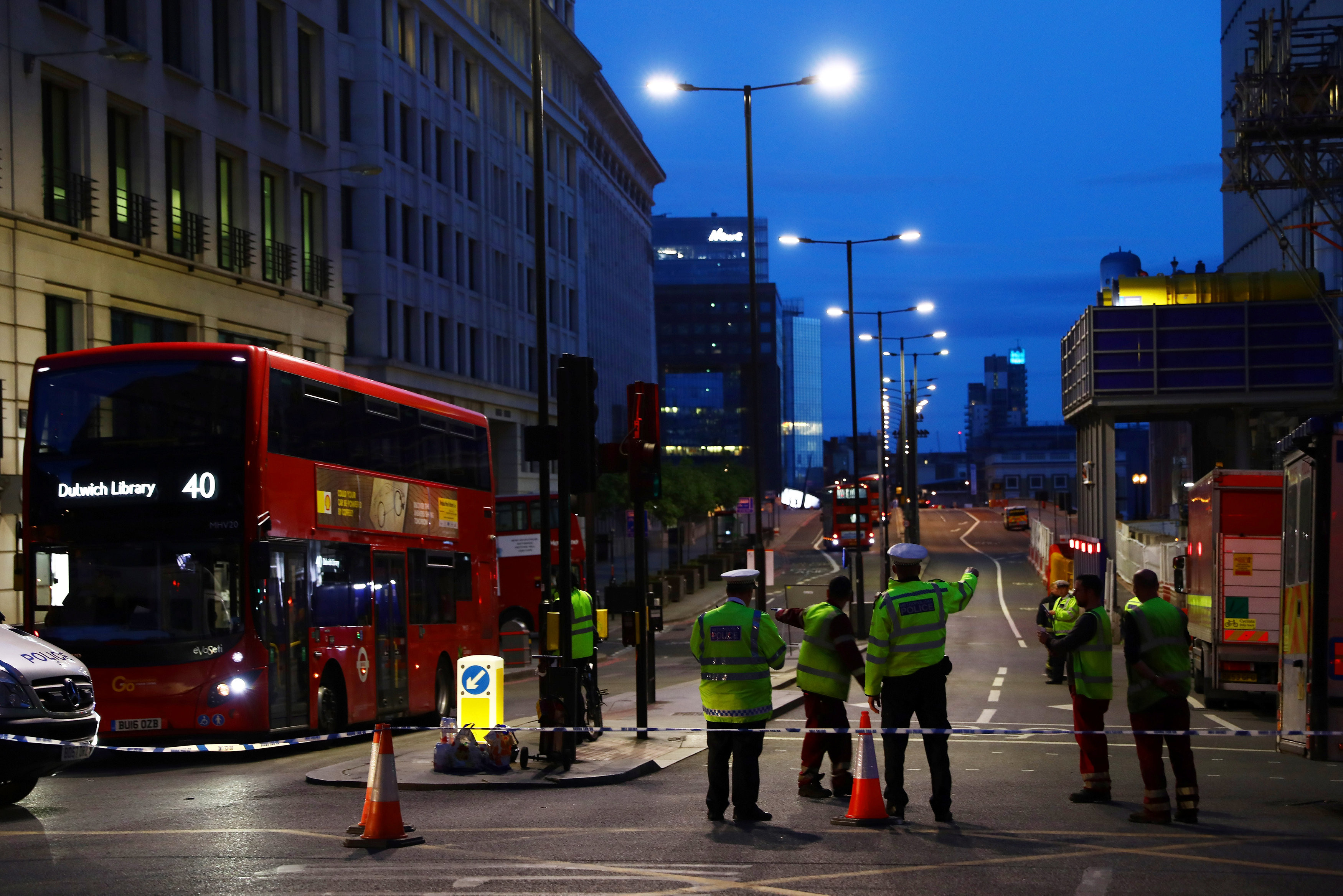 Полицейский кордон рядом с Лондонским мостом. Фото: &copy;&nbsp;REUTERS/Neil Hall