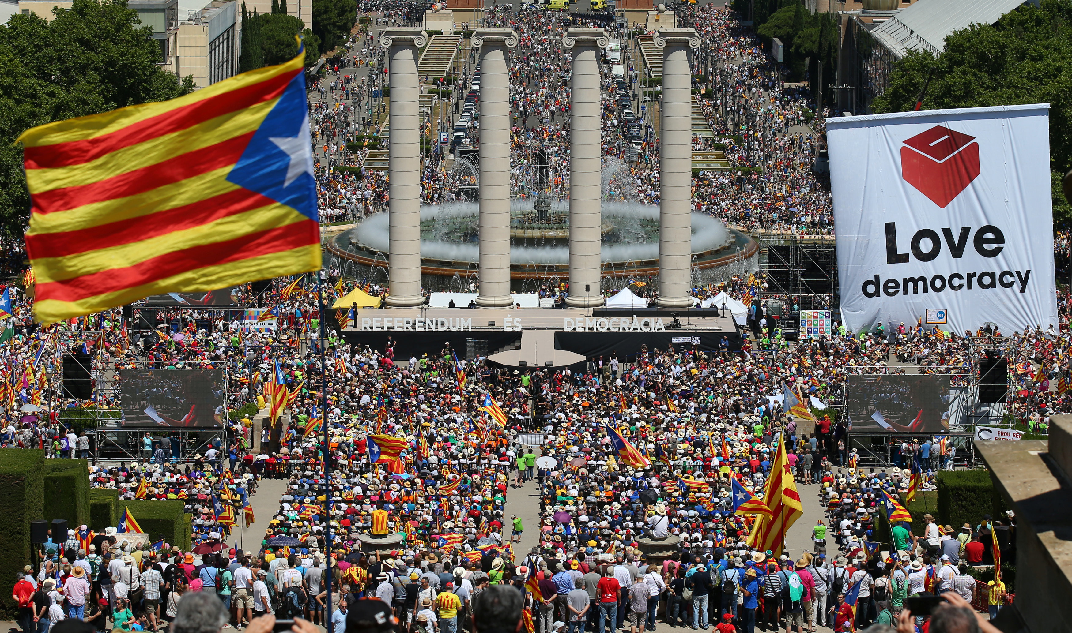 Многотысячный митинг в Барселоне. Фото: © REUTERS/Albert Gea